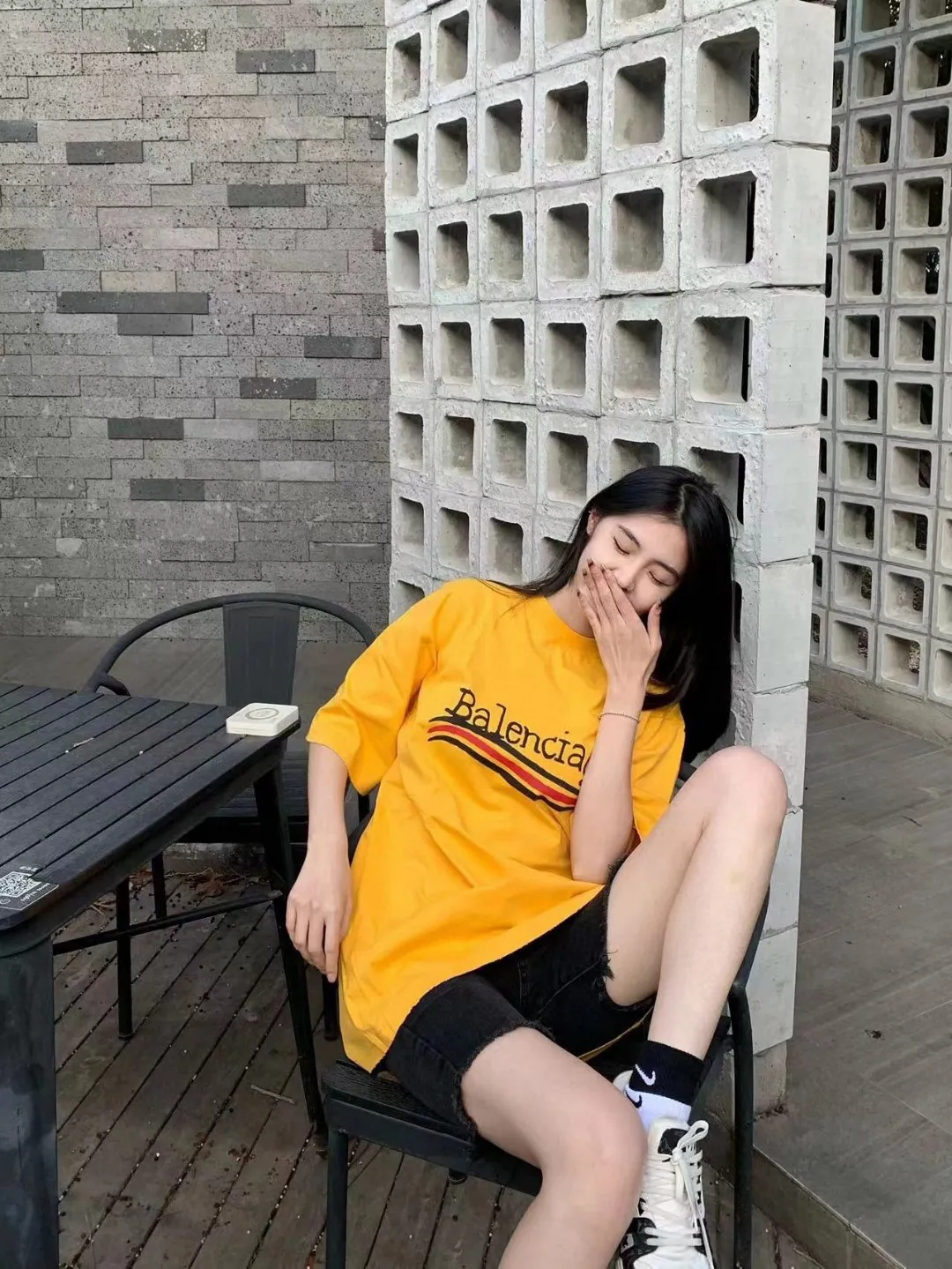 ♻️💯Refer to the model picture for the upper body❤️The top tested version BALENCIAGA 23SS Balenciaga 23SS male and female couple star's same style pure cotton loose Cola Malone graffiti ripped short-sleeved T-shirt. Customized 1:1 colorless dyeing fabric. Matched thread. Double enzyme garment wash to ensure durability and washability and not easy to deform. Imported machine water-based ink printing, delicate printing, like graffiti. Purely hand-washed, polished and aged! Comparable to yb, the quality is very different from the market version. If you know the goods, please compare. The fabric is made of 280g double-ply double-yarn plain cotton loose fabric. It feels smooth, loose, breathable and full of drape.  Color: Yellow Blue Size: XS-L P:270