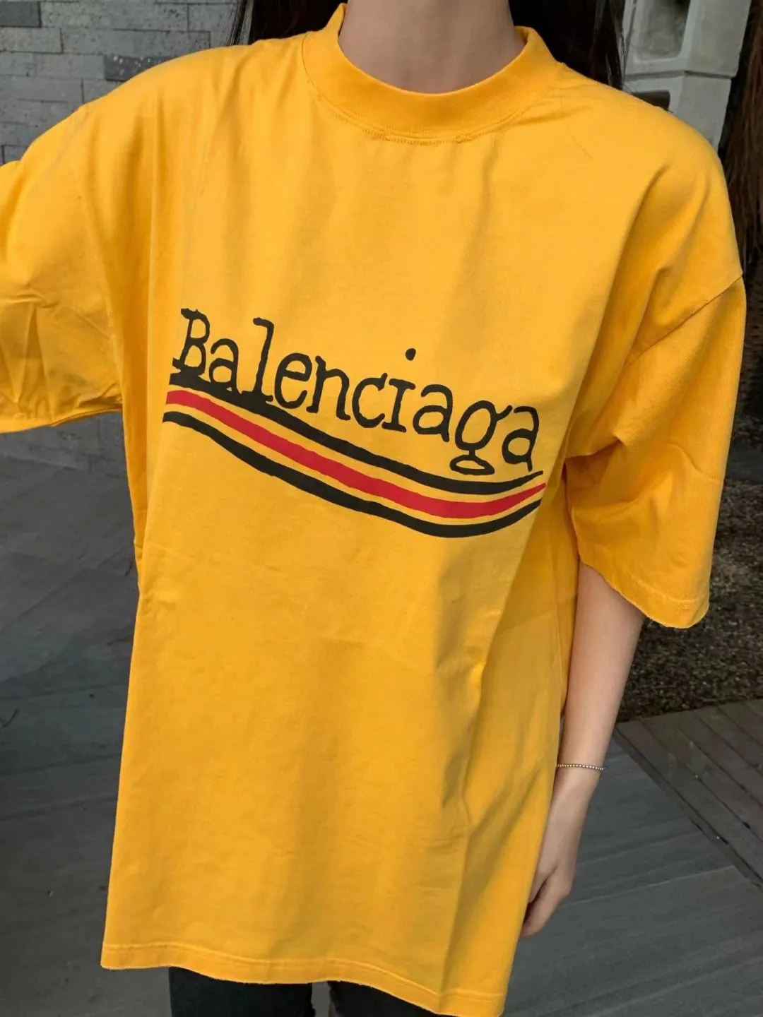 ♻️💯Refer to the model picture for the upper body❤️The top tested version BALENCIAGA 23SS Balenciaga 23SS male and female couple star's same style pure cotton loose Cola Malone graffiti ripped short-sleeved T-shirt. Customized 1:1 colorless dyeing fabric. Matched thread. Double enzyme garment wash to ensure durability and washability and not easy to deform. Imported machine water-based ink printing, delicate printing, like graffiti. Purely hand-washed, polished and aged! Comparable to yb, the quality is very different from the market version. If you know the goods, please compare. The fabric is made of 280g double-ply double-yarn plain cotton loose fabric. It feels smooth, loose, breathable and full of drape.  Color: Yellow Blue Size: XS-L P:270