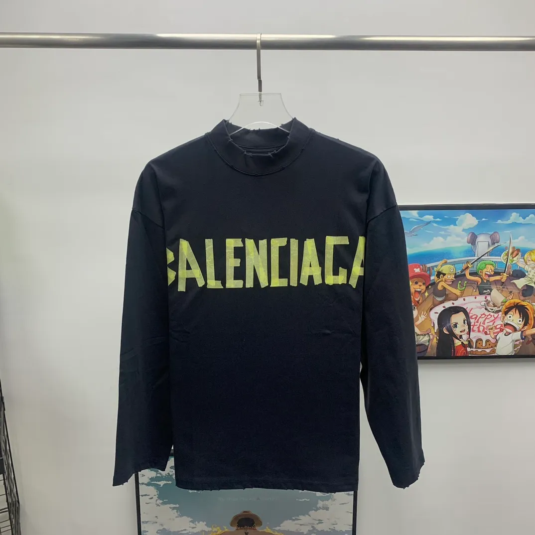 Top tested version BALENCIAGA/Balenciaga 2023 new autumn and winter tape printed round neck long sleeve 💘Best-selling style💝 Simple yet retro style, made of original customized high-weight double-ply fabric, the fabric feels solid and is very classy. It is soft and delicate next to the body, very refined, shows taste, and has a loose OS cut, which is in line with the current trend aesthetic. Original fabric, the same official style, customized 400g terry double-ply fabric + thread dyed fabric in the same vat, very comfortable to the touch, synchronized with the latest counters in autumn and winter, OS off-shoulder version, fashionable and individual, super versatile and good-looking, very suitable for both men and women, a must-have style, hang tag, collar label, washed wheat, complete with three standards, color: black, size: S-L P:320