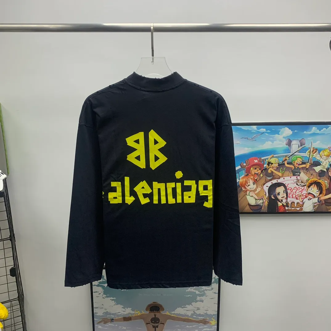 Top tested version BALENCIAGA/Balenciaga 2023 new autumn and winter tape printed round neck long sleeve 💘Best-selling style💝 Simple yet retro style, made of original customized high-weight double-ply fabric, the fabric feels solid and is very classy. It is soft and delicate next to the body, very refined, shows taste, and has a loose OS cut, which is in line with the current trend aesthetic. Original fabric, the same official style, customized 400g terry double-ply fabric + thread dyed fabric in the same vat, very comfortable to the touch, synchronized with the latest counters in autumn and winter, OS off-shoulder version, fashionable and individual, super versatile and good-looking, very suitable for both men and women, a must-have style, hang tag, collar label, washed wheat, complete with three standards, color: black, size: S-L P:320