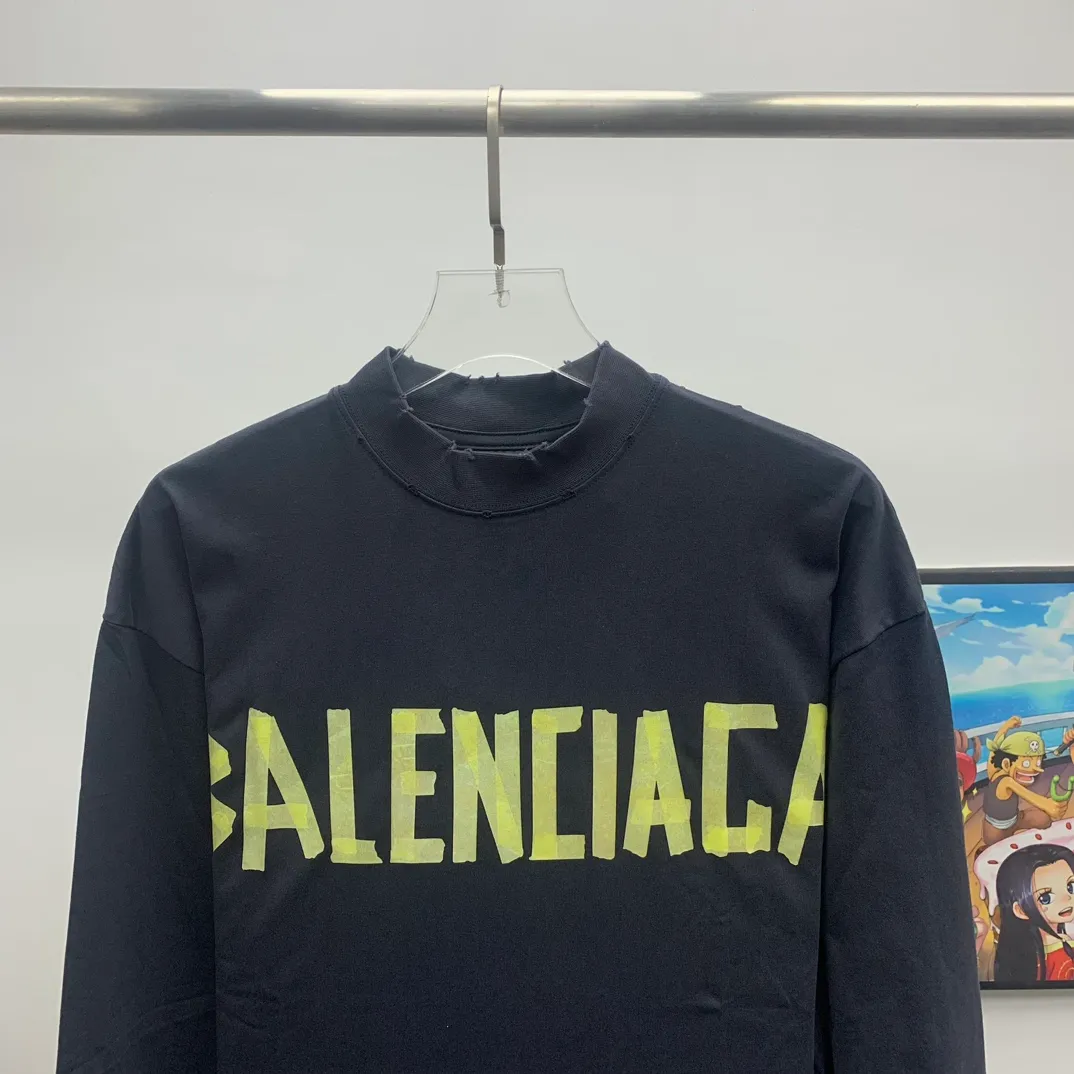 Top tested version BALENCIAGA/Balenciaga 2023 new autumn and winter tape printed round neck long sleeve 💘Best-selling style💝 Simple yet retro style, made of original customized high-weight double-ply fabric, the fabric feels solid and is very classy. It is soft and delicate next to the body, very refined, shows taste, and has a loose OS cut, which is in line with the current trend aesthetic. Original fabric, the same official style, customized 400g terry double-ply fabric + thread dyed fabric in the same vat, very comfortable to the touch, synchronized with the latest counters in autumn and winter, OS off-shoulder version, fashionable and individual, super versatile and good-looking, very suitable for both men and women, a must-have style, hang tag, collar label, washed wheat, complete with three standards, color: black, size: S-L P:320