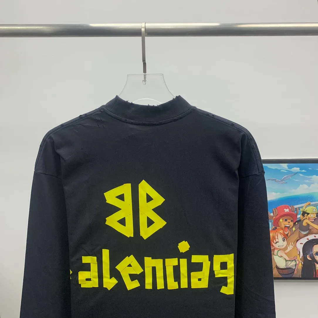 Top tested version BALENCIAGA/Balenciaga 2023 new autumn and winter tape printed round neck long sleeve 💘Best-selling style💝 Simple yet retro style, made of original customized high-weight double-ply fabric, the fabric feels solid and is very classy. It is soft and delicate next to the body, very refined, shows taste, and has a loose OS cut, which is in line with the current trend aesthetic. Original fabric, the same official style, customized 400g terry double-ply fabric + thread dyed fabric in the same vat, very comfortable to the touch, synchronized with the latest counters in autumn and winter, OS off-shoulder version, fashionable and individual, super versatile and good-looking, very suitable for both men and women, a must-have style, hang tag, collar label, washed wheat, complete with three standards, color: black, size: S-L P:320