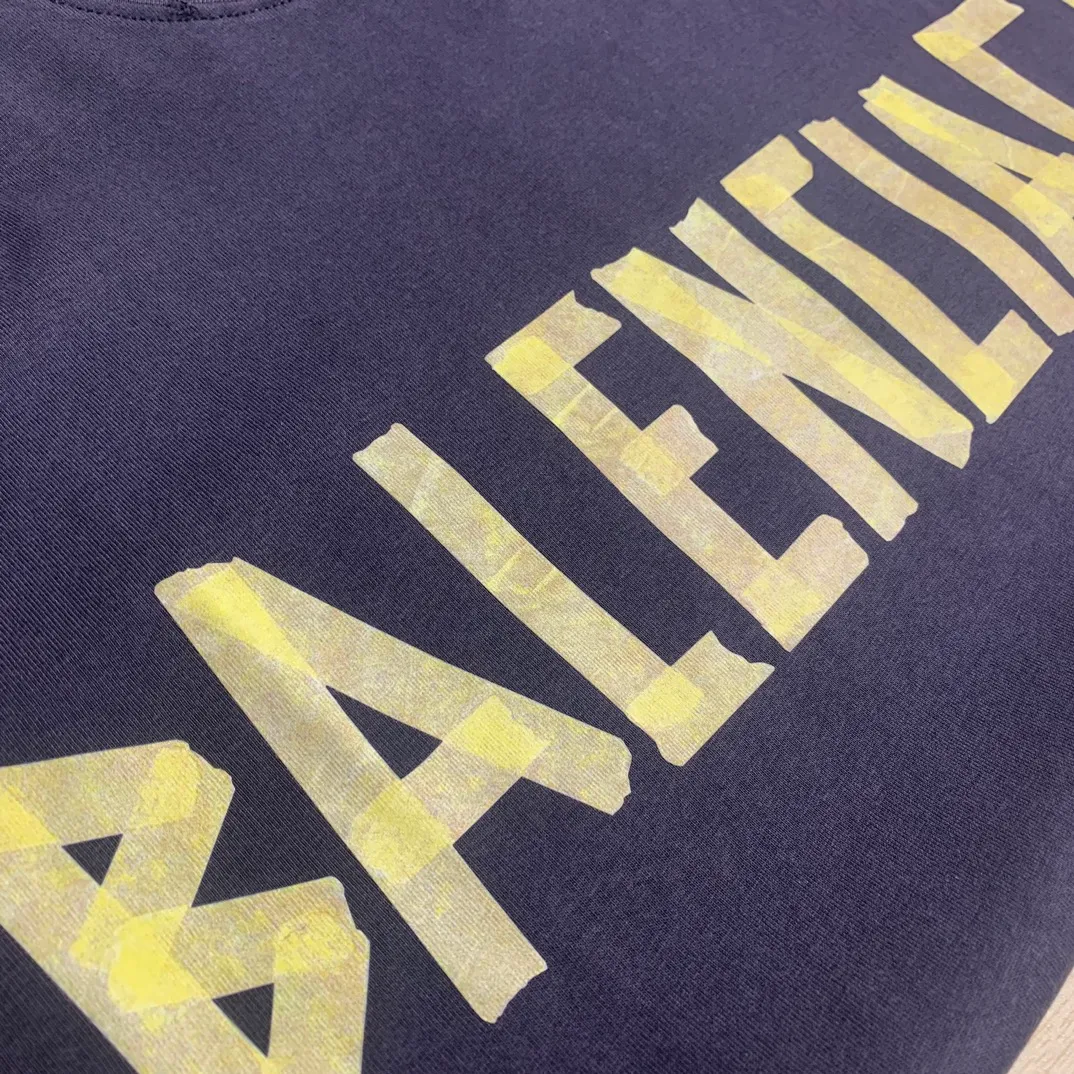 Top tested version BALENCIAGA/Balenciaga 2023 new autumn and winter tape printed round neck long sleeve 💘Best-selling style💝 Simple yet retro style, made of original customized high-weight double-ply fabric, the fabric feels solid and is very classy. It is soft and delicate next to the body, very refined, shows taste, and has a loose OS cut, which is in line with the current trend aesthetic. Original fabric, the same official style, customized 400g terry double-ply fabric + thread dyed fabric in the same vat, very comfortable to the touch, synchronized with the latest counters in autumn and winter, OS off-shoulder version, fashionable and individual, super versatile and good-looking, very suitable for both men and women, a must-have style, hang tag, collar label, washed wheat, complete with three standards, color: black, size: S-L P:320