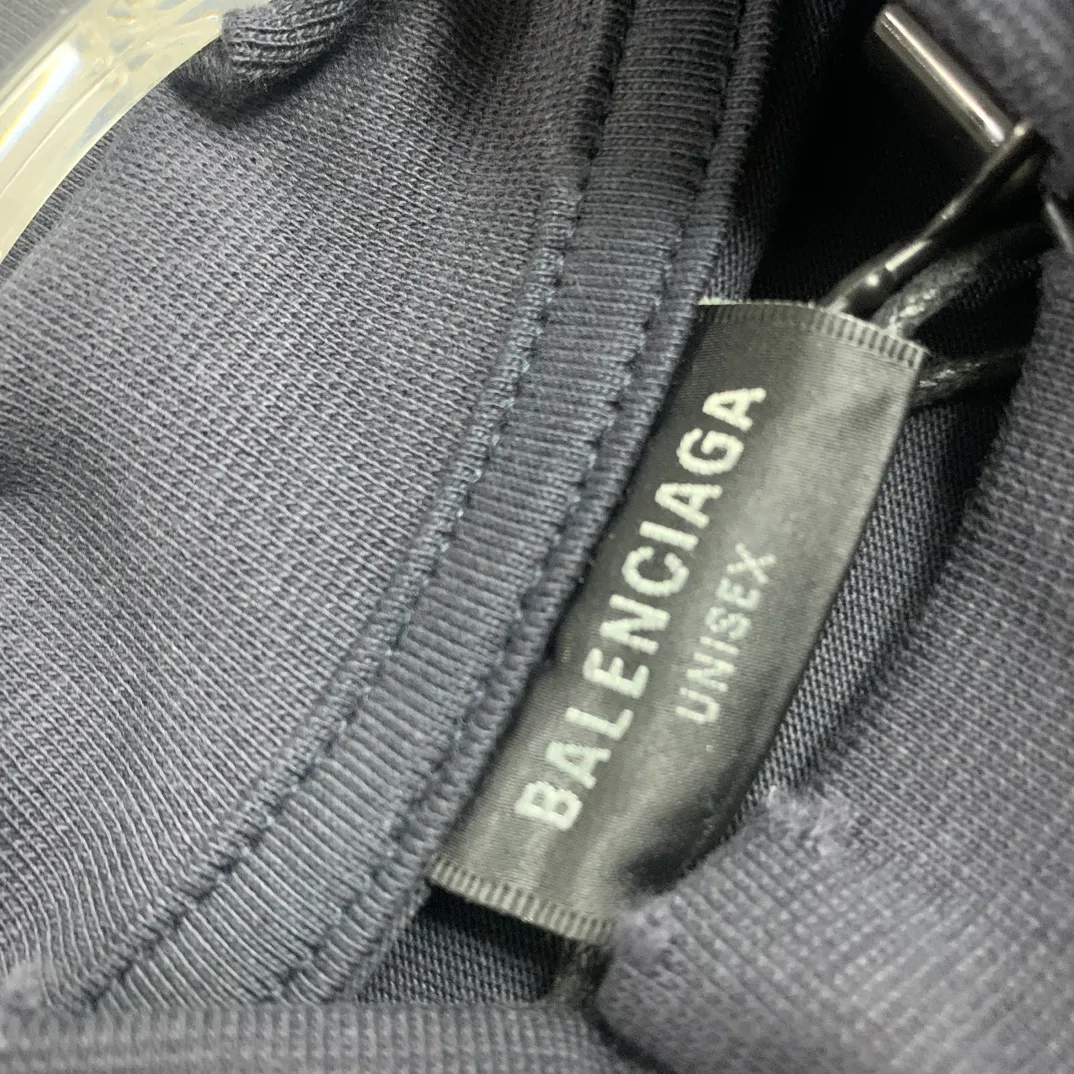 Top tested version BALENCIAGA/Balenciaga 2023 new autumn and winter tape printed round neck long sleeve 💘Best-selling style💝 Simple yet retro style, made of original customized high-weight double-ply fabric, the fabric feels solid and is very classy. It is soft and delicate next to the body, very refined, shows taste, and has a loose OS cut, which is in line with the current trend aesthetic. Original fabric, the same official style, customized 400g terry double-ply fabric + thread dyed fabric in the same vat, very comfortable to the touch, synchronized with the latest counters in autumn and winter, OS off-shoulder version, fashionable and individual, super versatile and good-looking, very suitable for both men and women, a must-have style, hang tag, collar label, washed wheat, complete with three standards, color: black, size: S-L P:320