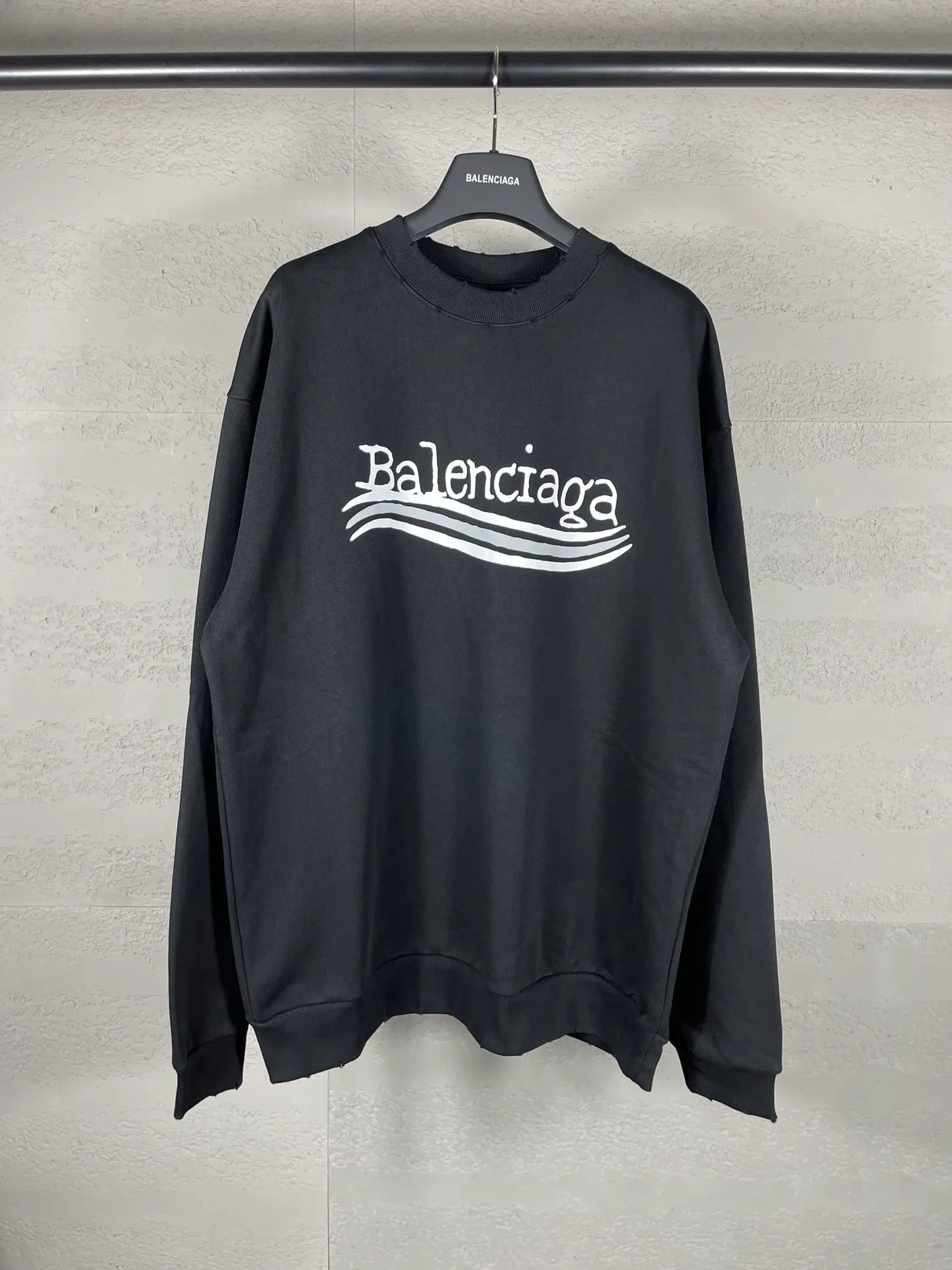 🅿️260 real photos [Top version. Official website quality] BALENCI*GA/Paris #New front and rear Coke classic LOGO graffiti round neck sweatshirt #2023 autumn and winter new style. Brick cabinet synchronization.                       The fabric is made of Paris ZP custom-woven and dyed cotton sweatshirt. The weight is 450 grams. The cloth surface is clean. The cloth pattern is clear, soft and comfortable. The color fastness is good. It is not easy to change color. The printing uses a circular machine to imitate hand-painted effects. There are no burrs. The color is returned to the original board and the brick cabinet is restored. The version adopts OS loose shoulder design. Same style for men and women. Code: BL235570 Color: black, pink Size: XS S M L