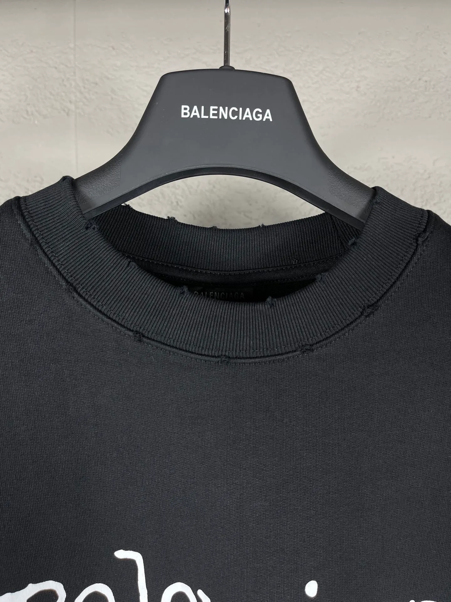 🅿️260 real photos [Top version. Official website quality] BALENCI*GA/Paris #New front and rear Coke classic LOGO graffiti round neck sweatshirt #2023 autumn and winter new style. Brick cabinet synchronization.                       The fabric is made of Paris ZP custom-woven and dyed cotton sweatshirt. The weight is 450 grams. The cloth surface is clean. The cloth pattern is clear, soft and comfortable. The color fastness is good. It is not easy to change color. The printing uses a circular machine to imitate hand-painted effects. There are no burrs. The color is returned to the original board and the brick cabinet is restored. The version adopts OS loose shoulder design. Same style for men and women. Code: BL235570 Color: black, pink Size: XS S M L