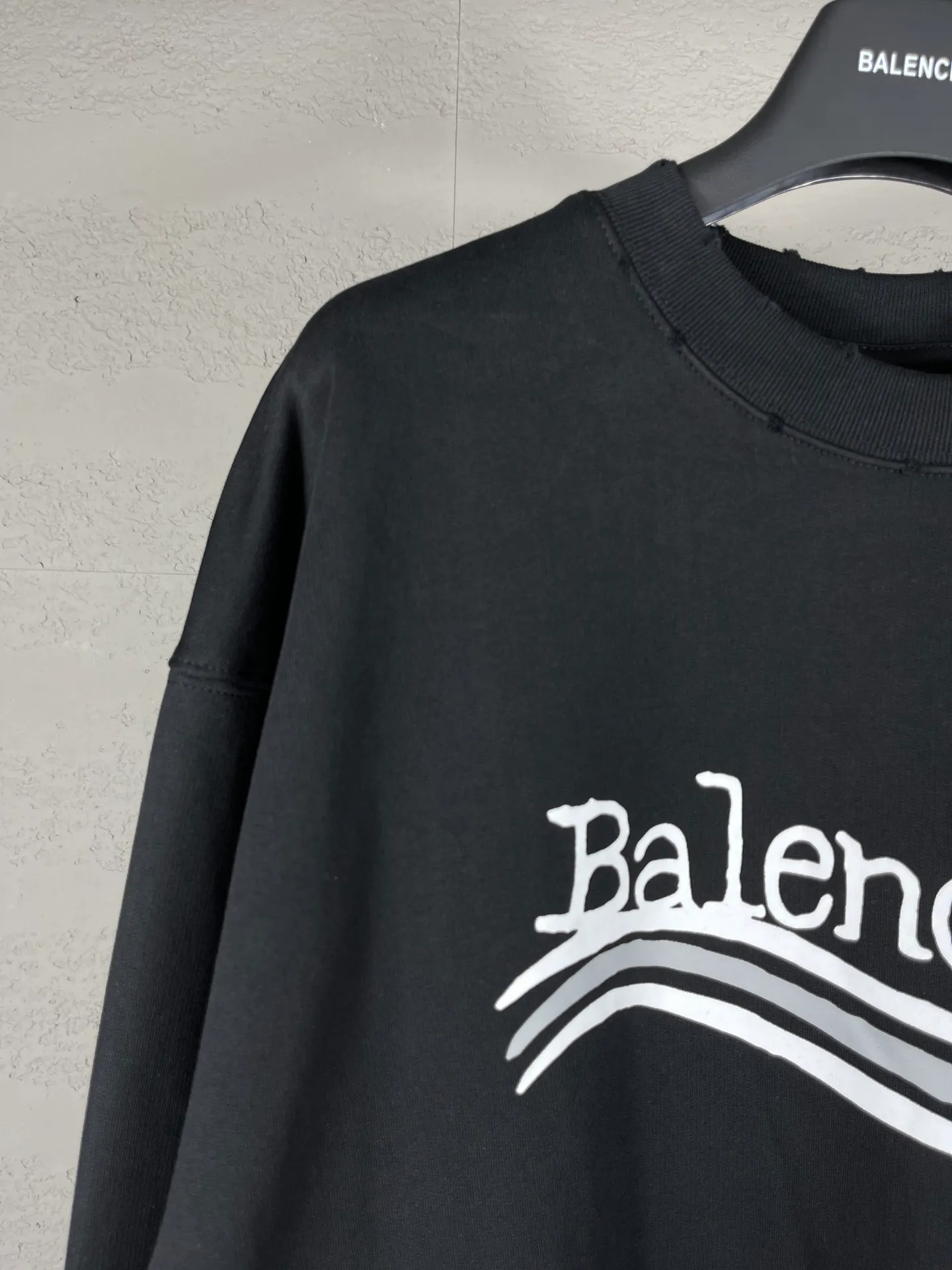 🅿️260 real photos [Top version. Official website quality] BALENCI*GA/Paris #New front and rear Coke classic LOGO graffiti round neck sweatshirt #2023 autumn and winter new style. Brick cabinet synchronization.                       The fabric is made of Paris ZP custom-woven and dyed cotton sweatshirt. The weight is 450 grams. The cloth surface is clean. The cloth pattern is clear, soft and comfortable. The color fastness is good. It is not easy to change color. The printing uses a circular machine to imitate hand-painted effects. There are no burrs. The color is returned to the original board and the brick cabinet is restored. The version adopts OS loose shoulder design. Same style for men and women. Code: BL235570 Color: black, pink Size: XS S M L