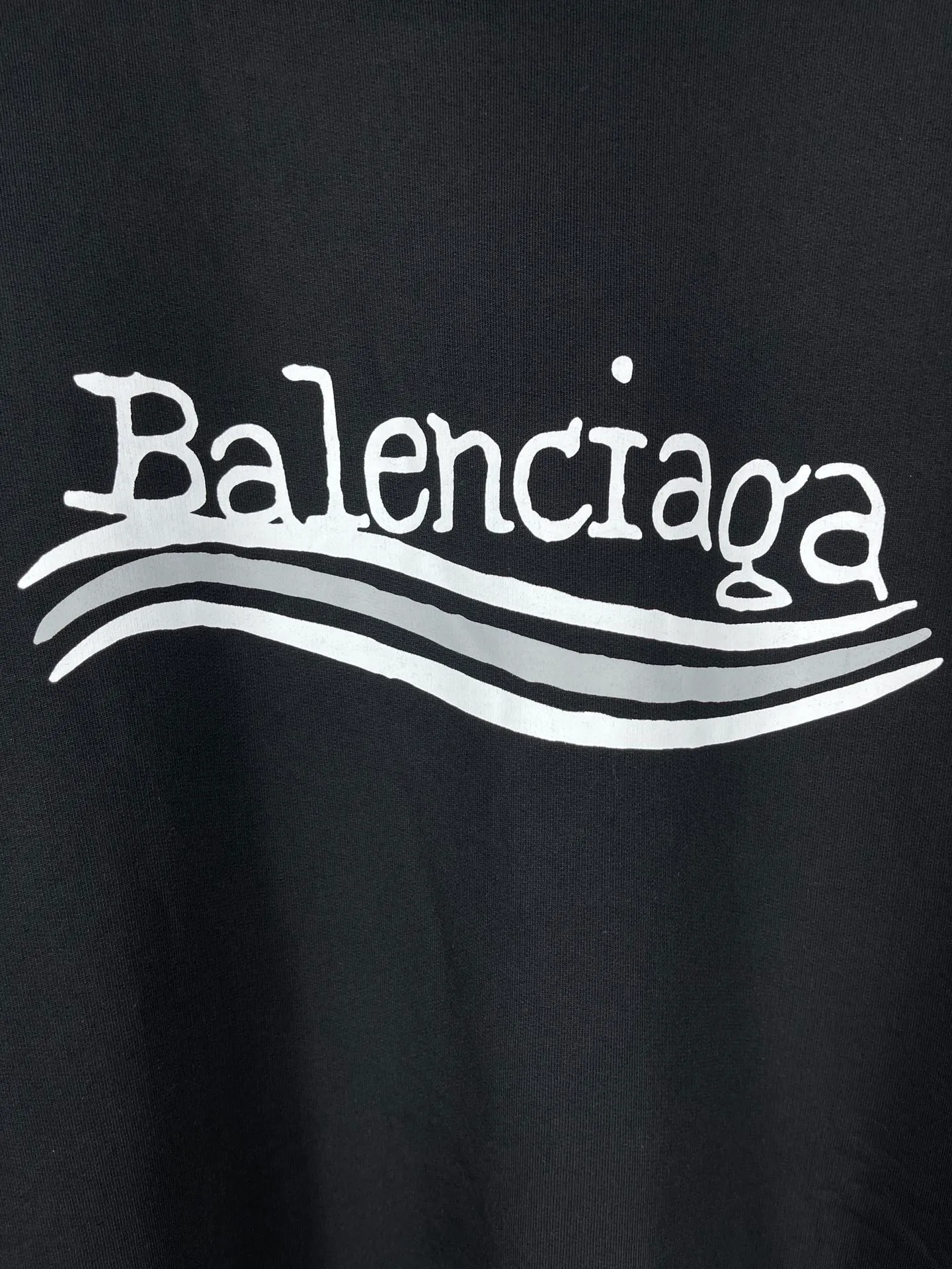 🅿️260 real photos [Top version. Official website quality] BALENCI*GA/Paris #New front and rear Coke classic LOGO graffiti round neck sweatshirt #2023 autumn and winter new style. Brick cabinet synchronization.                       The fabric is made of Paris ZP custom-woven and dyed cotton sweatshirt. The weight is 450 grams. The cloth surface is clean. The cloth pattern is clear, soft and comfortable. The color fastness is good. It is not easy to change color. The printing uses a circular machine to imitate hand-painted effects. There are no burrs. The color is returned to the original board and the brick cabinet is restored. The version adopts OS loose shoulder design. Same style for men and women. Code: BL235570 Color: black, pink Size: XS S M L