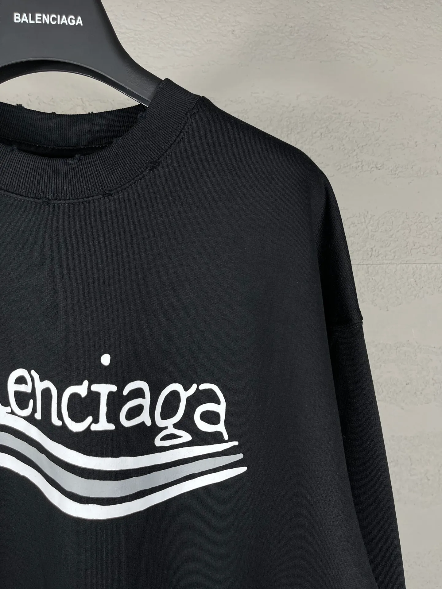 🅿️260 real photos [Top version. Official website quality] BALENCI*GA/Paris #New front and rear Coke classic LOGO graffiti round neck sweatshirt #2023 autumn and winter new style. Brick cabinet synchronization.                       The fabric is made of Paris ZP custom-woven and dyed cotton sweatshirt. The weight is 450 grams. The cloth surface is clean. The cloth pattern is clear, soft and comfortable. The color fastness is good. It is not easy to change color. The printing uses a circular machine to imitate hand-painted effects. There are no burrs. The color is returned to the original board and the brick cabinet is restored. The version adopts OS loose shoulder design. Same style for men and women. Code: BL235570 Color: black, pink Size: XS S M L