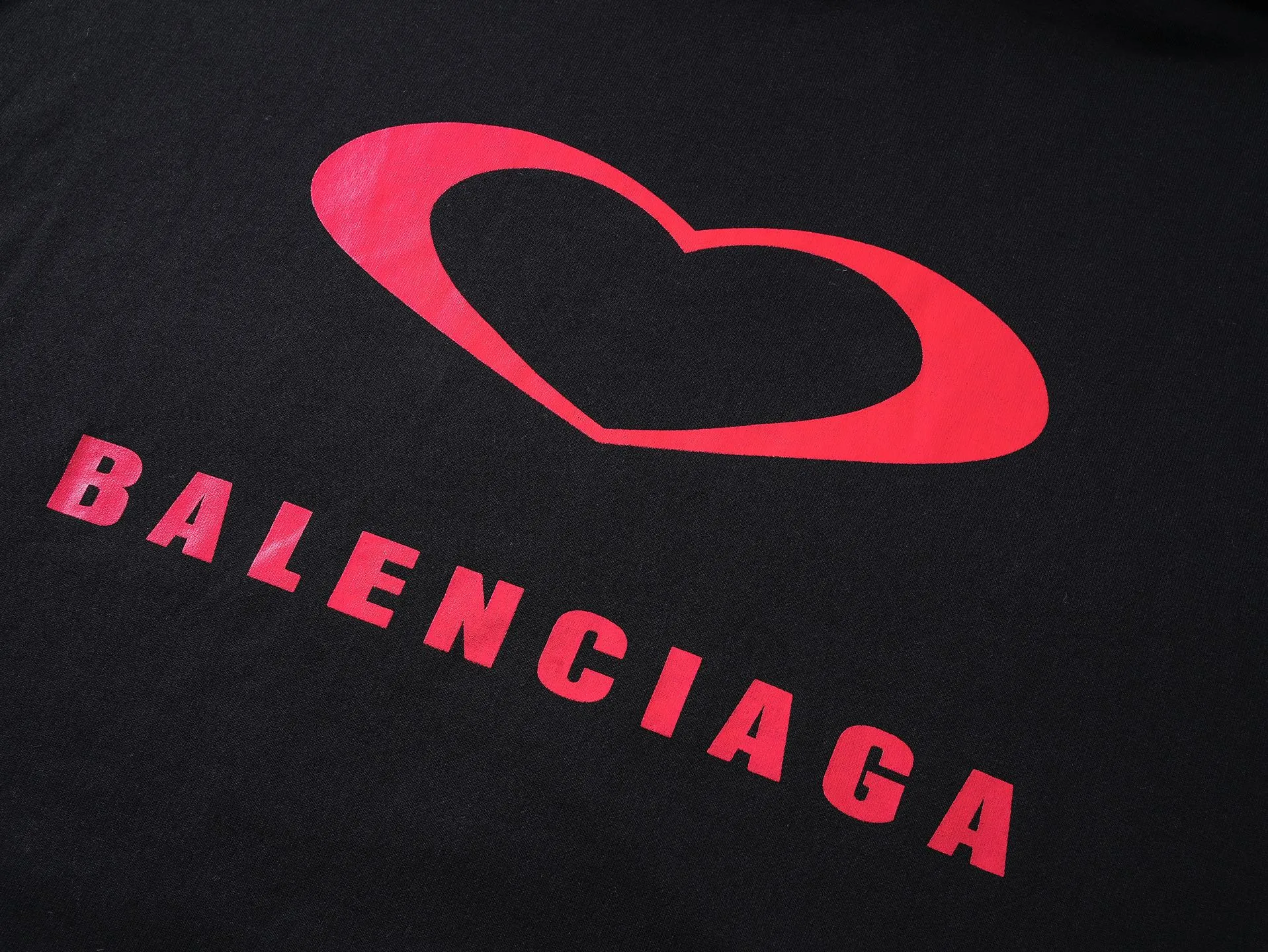 🅿️320 photos [Top version. Official website quality] BALENCI*GA/Paris.SS25 latest model, Paris Chinese Valentine's Day limited edition, hooded sweatshirt with love LOGO embroidery on the front and love LOGO printing on the back, synchronized with brick cabinets. Developed genuine product at the first time, welcome to compare! The fabric is made of Paris ZP custom-woven and dyed cotton sweatshirt. Weighing 460 grams, the cloth surface is clean. The cloth pattern is clear, soft and comfortable. The threads are dyed with no color difference. The embroidery is done using imported Tajima embroidery machines. The printing uses environmentally friendly imported rubber paddles. The letters are clear and the effect is three-dimensional. The version adopts OS loose shoulder design. Same style for men and women. Code: BL259968 Color: black, off-white Size: XS S M L