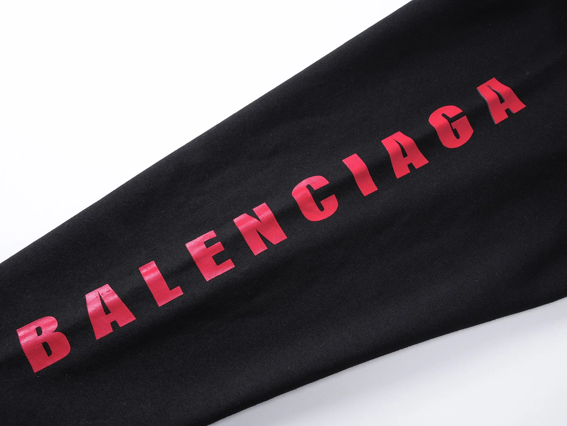 🅿️320 photos [Top version. Official website quality] BALENCI*GA/Paris.SS25 latest model, Paris Chinese Valentine's Day limited edition, hooded sweatshirt with love LOGO embroidery on the front and love LOGO printing on the back, synchronized with brick cabinets. Developed genuine product at the first time, welcome to compare! The fabric is made of Paris ZP custom-woven and dyed cotton sweatshirt. Weighing 460 grams, the cloth surface is clean. The cloth pattern is clear, soft and comfortable. The threads are dyed with no color difference. The embroidery is done using imported Tajima embroidery machines. The printing uses environmentally friendly imported rubber paddles. The letters are clear and the effect is three-dimensional. The version adopts OS loose shoulder design. Same style for men and women. Code: BL259968 Color: black, off-white Size: XS S M L