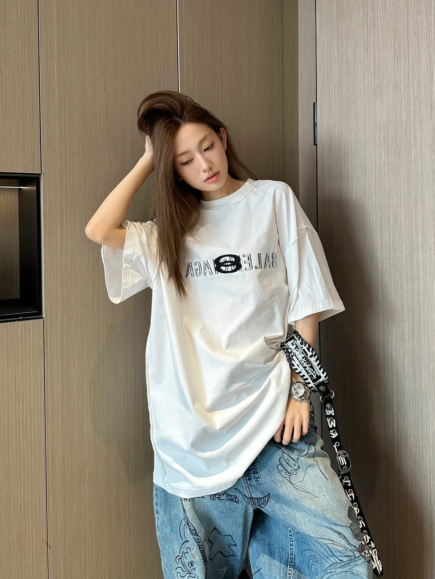 🎀Hot model pictures🎀 Top tested version BALENCIAGA/Balenciaga 2024 SS mirrored double-loop LOGO classic letter embroidered short-sleeved T-shirt ✅No.1 quality in this market Real ceiling quality ✅All original development drawings pay attention to details to avoid mixed use of stolen pictures by merchants ✅Correct 260g custom-woven and dyed double yarn fabric, soft, breathable and comfortable ✅Imported Tajima embroidery machine with 150,000 needles, the embroidery effect is full, three-dimensional and clear without burrs. ✅Custom-dyed threads, no color difference, no deformation, overweight craftsmanship, different market currency. Let me explain why mine is a little more expensive than others, 1. It seems to be a simple printing or embroidery, but it is not simple at all. 10000% imported machine restoration. Not just lip service. Welcome to compare with peers. 2. Each model is produced by the company. The details of the workmanship and fabrics are consistent with the original ones. There is no color difference with the counter. Replica is not terrible. Whoever fakes it will be embarrassed. It’s not shameful to make a replica, it’s shameful if you can’t buy the correct version if you make a replica. 3. Note that the threaded collars are all original collars of certain countries and regions, with high wrapping. The width of the neckline and cabinets are accurate to the millimeter. Thick necklines are not easy to deform. The collars of high-end products are all restored cabinets. They are different from the big collars in the world. Ordinary garbage short-sleeves are printed with a print. The clavicle of the upper body is exposed. Please be patient. Customers who have bought genuine products or have seen genuine products will come back to place orders again. This is quality. This is quality. 4. Different styles of washed wheat main wheat, including imported wheat, have different colors and codes. Really restore the counter. As we all know, Balenciaga has different English or different colors on the collar labels of each quarter. This distinguishes the fast food products with the same common main wheat washed wheat. 5. Pay attention to the workmanship. The stitching at the neckline has no folds, smooth and natural without overlapping lines, and truly restores this. This is something that many people cannot do. 6. The fabric is made of 260g Paris-specific double yarn. No one can make better fabrics than my family. There's really no way to compare it with the ordinary version on the market. Respect it. It's genuine and costs thousands of dollars anyway. Don't buy street stalls. Quality 7. The workmanship is fully restored. The packaging is fully restored. The cost is huge. 8. I guarantee here that this is the highest quality you can find. Size: S--XL Color: Black White P: 260
