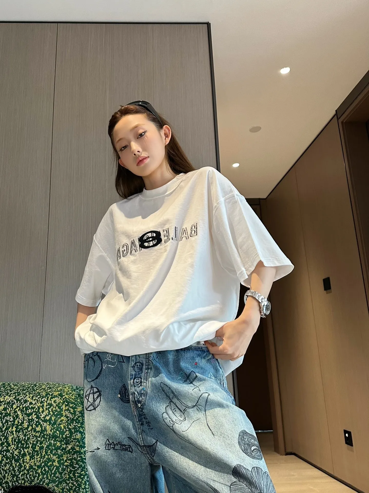 🎀Hot model pictures🎀 Top tested version BALENCIAGA/Balenciaga 2024 SS mirrored double-loop LOGO classic letter embroidered short-sleeved T-shirt ✅No.1 quality in this market Real ceiling quality ✅All original development drawings pay attention to details to avoid mixed use of stolen pictures by merchants ✅Correct 260g custom-woven and dyed double yarn fabric, soft, breathable and comfortable ✅Imported Tajima embroidery machine with 150,000 needles, the embroidery effect is full, three-dimensional and clear without burrs. ✅Custom-dyed threads, no color difference, no deformation, overweight craftsmanship, different market currency. Let me explain why mine is a little more expensive than others, 1. It seems to be a simple printing or embroidery, but it is not simple at all. 10000% imported machine restoration. Not just lip service. Welcome to compare with peers. 2. Each model is produced by the company. The details of the workmanship and fabrics are consistent with the original ones. There is no color difference with the counter. Replica is not terrible. Whoever fakes it will be embarrassed. It’s not shameful to make a replica, it’s shameful if you can’t buy the correct version if you make a replica. 3. Note that the threaded collars are all original collars of certain countries and regions, with high wrapping. The width of the neckline and cabinets are accurate to the millimeter. Thick necklines are not easy to deform. The collars of high-end products are all restored cabinets. They are different from the big collars in the world. Ordinary garbage short-sleeves are printed with a print. The clavicle of the upper body is exposed. Please be patient. Customers who have bought genuine products or have seen genuine products will come back to place orders again. This is quality. This is quality. 4. Different styles of washed wheat main wheat, including imported wheat, have different colors and codes. Really restore the counter. As we all know, Balenciaga has different English or different colors on the collar labels of each quarter. This distinguishes the fast food products with the same common main wheat washed wheat. 5. Pay attention to the workmanship. The stitching at the neckline has no folds, smooth and natural without overlapping lines, and truly restores this. This is something that many people cannot do. 6. The fabric is made of 260g Paris-specific double yarn. No one can make better fabrics than my family. There's really no way to compare it with the ordinary version on the market. Respect it. It's genuine and costs thousands of dollars anyway. Don't buy street stalls. Quality 7. The workmanship is fully restored. The packaging is fully restored. The cost is huge. 8. I guarantee here that this is the highest quality you can find. Size: S--XL Color: Black White P: 260