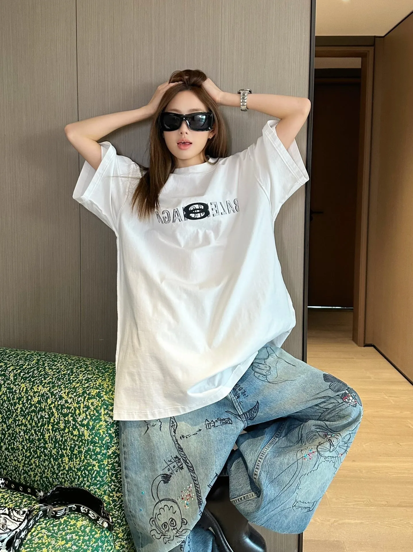 🎀Hot model pictures🎀 Top tested version BALENCIAGA/Balenciaga 2024 SS mirrored double-loop LOGO classic letter embroidered short-sleeved T-shirt ✅No.1 quality in this market Real ceiling quality ✅All original development drawings pay attention to details to avoid mixed use of stolen pictures by merchants ✅Correct 260g custom-woven and dyed double yarn fabric, soft, breathable and comfortable ✅Imported Tajima embroidery machine with 150,000 needles, the embroidery effect is full, three-dimensional and clear without burrs. ✅Custom-dyed threads, no color difference, no deformation, overweight craftsmanship, different market currency. Let me explain why mine is a little more expensive than others, 1. It seems to be a simple printing or embroidery, but it is not simple at all. 10000% imported machine restoration. Not just lip service. Welcome to compare with peers. 2. Each model is produced by the company. The details of the workmanship and fabrics are consistent with the original ones. There is no color difference with the counter. Replica is not terrible. Whoever fakes it will be embarrassed. It’s not shameful to make a replica, it’s shameful if you can’t buy the correct version if you make a replica. 3. Note that the threaded collars are all original collars of certain countries and regions, with high wrapping. The width of the neckline and cabinets are accurate to the millimeter. Thick necklines are not easy to deform. The collars of high-end products are all restored cabinets. They are different from the big collars in the world. Ordinary garbage short-sleeves are printed with a print. The clavicle of the upper body is exposed. Please be patient. Customers who have bought genuine products or have seen genuine products will come back to place orders again. This is quality. This is quality. 4. Different styles of washed wheat main wheat, including imported wheat, have different colors and codes. Really restore the counter. As we all know, Balenciaga has different English or different colors on the collar labels of each quarter. This distinguishes the fast food products with the same common main wheat washed wheat. 5. Pay attention to the workmanship. The stitching at the neckline has no folds, smooth and natural without overlapping lines, and truly restores this. This is something that many people cannot do. 6. The fabric is made of 260g Paris-specific double yarn. No one can make better fabrics than my family. There's really no way to compare it with the ordinary version on the market. Respect it. It's genuine and costs thousands of dollars anyway. Don't buy street stalls. Quality 7. The workmanship is fully restored. The packaging is fully restored. The cost is huge. 8. I guarantee here that this is the highest quality you can find. Size: S--XL Color: Black White P: 260