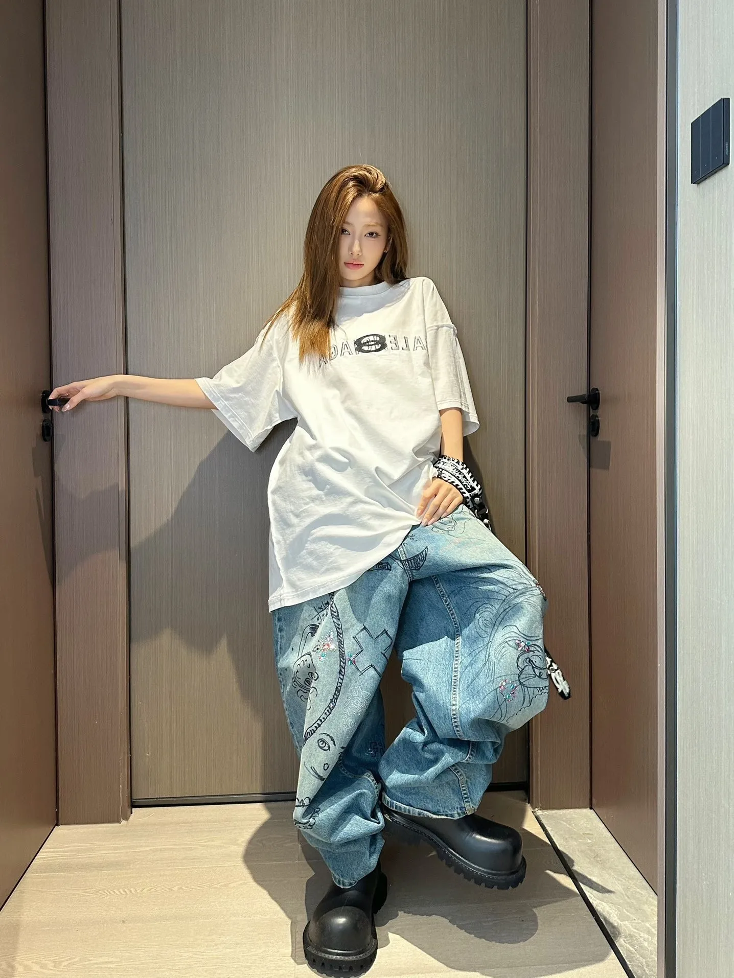🎀Hot model pictures🎀 Top tested version BALENCIAGA/Balenciaga 2024 SS mirrored double-loop LOGO classic letter embroidered short-sleeved T-shirt ✅No.1 quality in this market Real ceiling quality ✅All original development drawings pay attention to details to avoid mixed use of stolen pictures by merchants ✅Correct 260g custom-woven and dyed double yarn fabric, soft, breathable and comfortable ✅Imported Tajima embroidery machine with 150,000 needles, the embroidery effect is full, three-dimensional and clear without burrs. ✅Custom-dyed threads, no color difference, no deformation, overweight craftsmanship, different market currency. Let me explain why mine is a little more expensive than others, 1. It seems to be a simple printing or embroidery, but it is not simple at all. 10000% imported machine restoration. Not just lip service. Welcome to compare with peers. 2. Each model is produced by the company. The details of the workmanship and fabrics are consistent with the original ones. There is no color difference with the counter. Replica is not terrible. Whoever fakes it will be embarrassed. It’s not shameful to make a replica, it’s shameful if you can’t buy the correct version if you make a replica. 3. Note that the threaded collars are all original collars of certain countries and regions, with high wrapping. The width of the neckline and cabinets are accurate to the millimeter. Thick necklines are not easy to deform. The collars of high-end products are all restored cabinets. They are different from the big collars in the world. Ordinary garbage short-sleeves are printed with a print. The clavicle of the upper body is exposed. Please be patient. Customers who have bought genuine products or have seen genuine products will come back to place orders again. This is quality. This is quality. 4. Different styles of washed wheat main wheat, including imported wheat, have different colors and codes. Really restore the counter. As we all know, Balenciaga has different English or different colors on the collar labels of each quarter. This distinguishes the fast food products with the same common main wheat washed wheat. 5. Pay attention to the workmanship. The stitching at the neckline has no folds, smooth and natural without overlapping lines, and truly restores this. This is something that many people cannot do. 6. The fabric is made of 260g Paris-specific double yarn. No one can make better fabrics than my family. There's really no way to compare it with the ordinary version on the market. Respect it. It's genuine and costs thousands of dollars anyway. Don't buy street stalls. Quality 7. The workmanship is fully restored. The packaging is fully restored. The cost is huge. 8. I guarantee here that this is the highest quality you can find. Size: S--XL Color: Black White P: 260