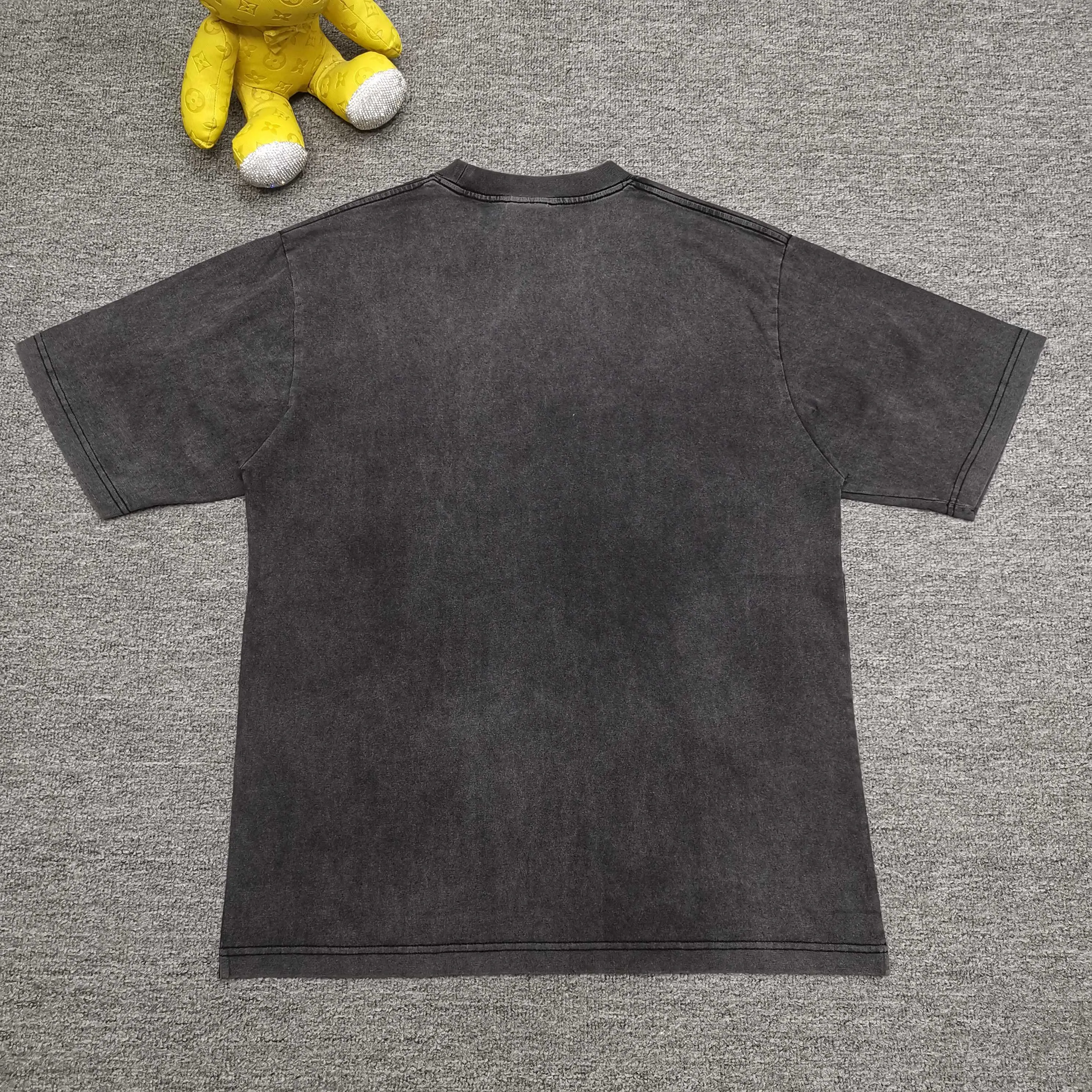 [Top version. Official website quality] BALENCI*GA/26 new model. Paris co-branded puma series front printed washed short-sleeved T-shirt # SS26 latest model. Research and development at the first time, different market currencies. Comparisons welcome. The fabric is made of Paris ZP custom-woven and dyed cotton double yarn. Weighing 260 grams, the cloth surface is clean. The cloth pattern is clear, soft and comfortable. The threads are dyed with no color difference. The printing uses environmentally friendly imported rubber paddles, with clear letters and no burrs. Strong three-dimensional effect. Garment washing water. Jubie market currency. Welcome to compare. The version adopts OS loose shoulder design. Same style for men and women. Color: washed black, red, off-white. Size: XS S M L P260