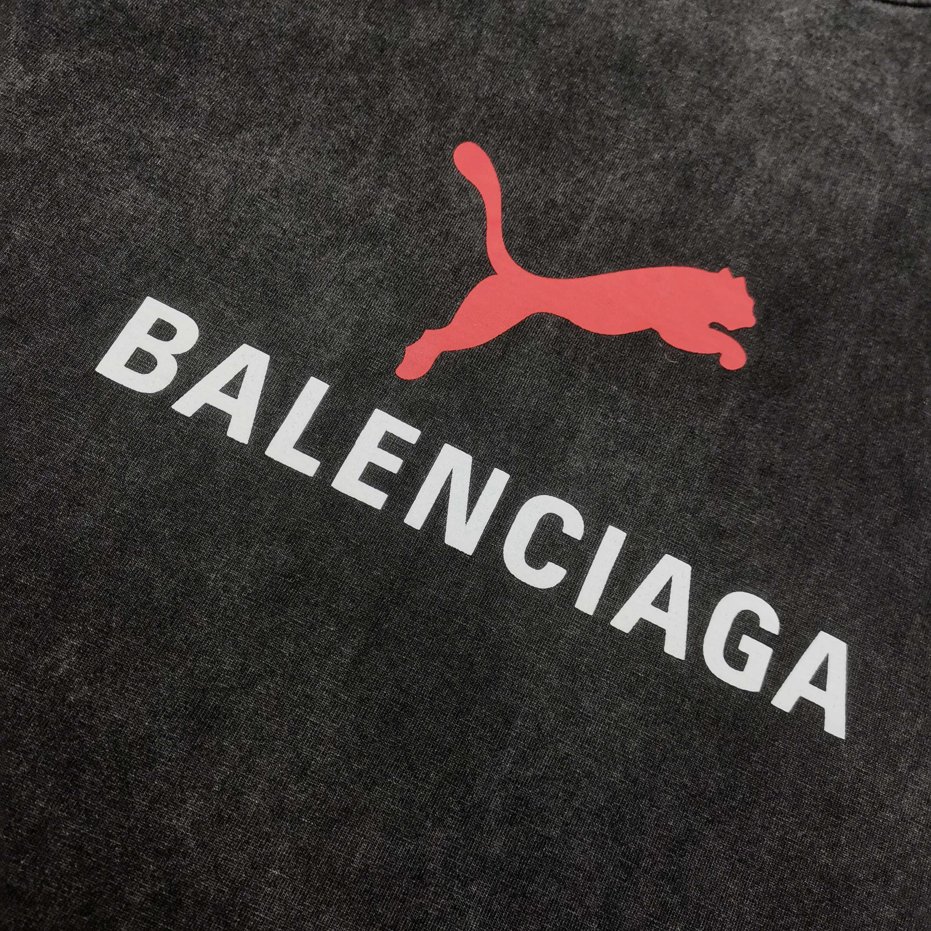 [Top version. Official website quality] BALENCI*GA/26 new model. Paris co-branded puma series front printed washed short-sleeved T-shirt # SS26 latest model. Research and development at the first time, different market currencies. Comparisons welcome. The fabric is made of Paris ZP custom-woven and dyed cotton double yarn. Weighing 260 grams, the cloth surface is clean. The cloth pattern is clear, soft and comfortable. The threads are dyed with no color difference. The printing uses environmentally friendly imported rubber paddles, with clear letters and no burrs. Strong three-dimensional effect. Garment washing water. Jubie market currency. Welcome to compare. The version adopts OS loose shoulder design. Same style for men and women. Color: washed black, red, off-white. Size: XS S M L P260