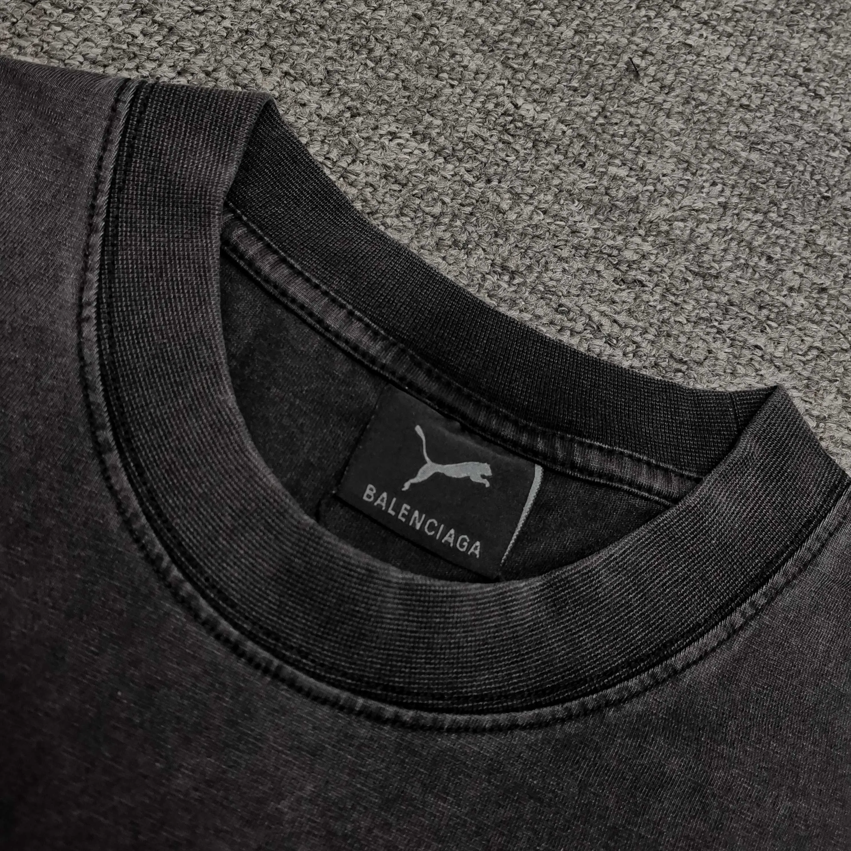 [Top version. Official website quality] BALENCI*GA/26 new model. Paris co-branded puma series front printed washed short-sleeved T-shirt # SS26 latest model. Research and development at the first time, different market currencies. Comparisons welcome. The fabric is made of Paris ZP custom-woven and dyed cotton double yarn. Weighing 260 grams, the cloth surface is clean. The cloth pattern is clear, soft and comfortable. The threads are dyed with no color difference. The printing uses environmentally friendly imported rubber paddles, with clear letters and no burrs. Strong three-dimensional effect. Garment washing water. Jubie market currency. Welcome to compare. The version adopts OS loose shoulder design. Same style for men and women. Color: washed black, red, off-white. Size: XS S M L P260