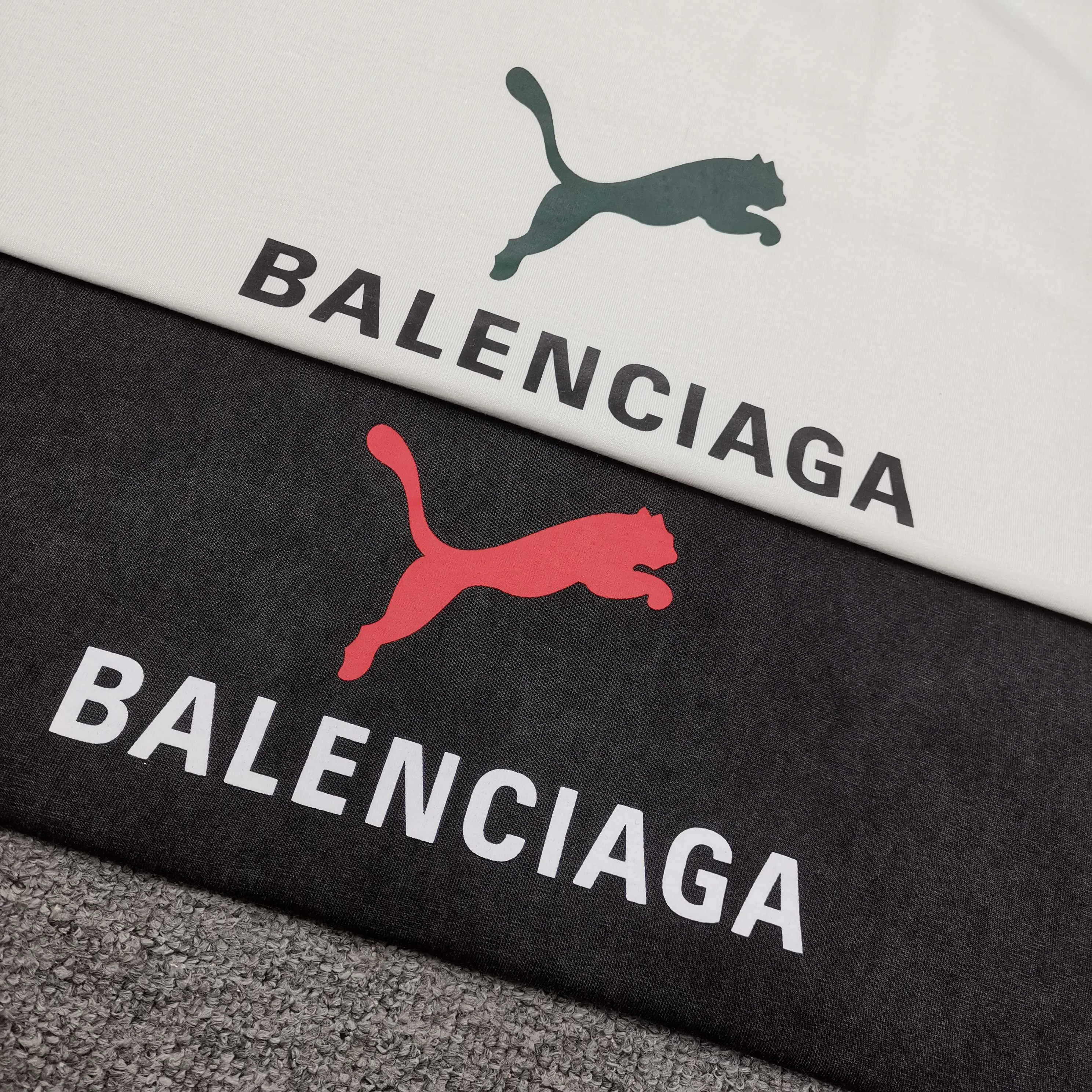 [Top version. Official website quality] BALENCI*GA/26 new model. Paris co-branded puma series front printed washed short-sleeved T-shirt # SS26 latest model. Research and development at the first time, different market currencies. Comparisons welcome. The fabric is made of Paris ZP custom-woven and dyed cotton double yarn. Weighing 260 grams, the cloth surface is clean. The cloth pattern is clear, soft and comfortable. The threads are dyed with no color difference. The printing uses environmentally friendly imported rubber paddles, with clear letters and no burrs. Strong three-dimensional effect. Garment washing water. Jubie market currency. Welcome to compare. The version adopts OS loose shoulder design. Same style for men and women. Color: washed black, red, off-white. Size: XS S M L P260