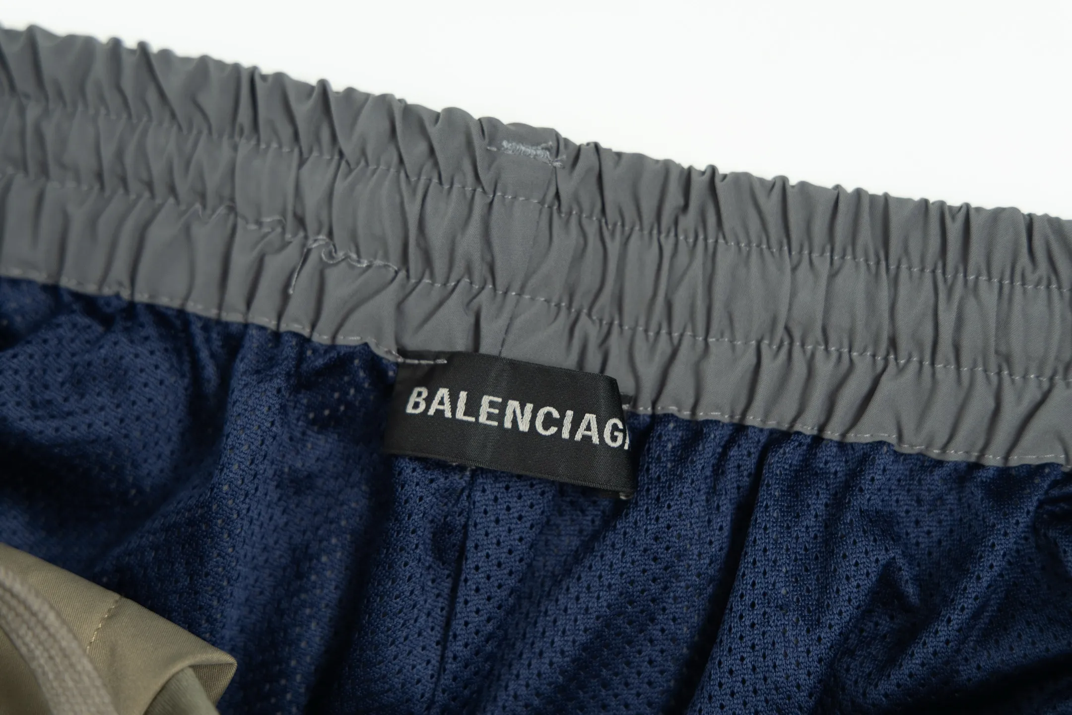 🅿️480 [Exclusive supply] BLCG 25FW contrasting color patchwork work trousers The fabric is made of selected high-end blended fabrics, with a crisp and stylish texture and excellent drape. It is exquisitely tailored to create a contrasting wide-leg silhouette, which is comfortable and stress-free for daily wear. At the same time, it has a high-end style and a sense of design. The front and rear contrasting splicing is neat and three-dimensional, matching the brand's iconic tailoring style, and the visual recognition is enhanced. It fully demonstrates the brand's high-luxury fashion heritage and pioneering attitude, and exquisitely blends the luxury brand heritage with casual style; the wide-leg version is matched with a neat waist design, which is easy to put on and take off and shows casualness; the exquisite processing of details, from the contrasting color levels to the texture of the fabric, all add a high-luxury and casual level to the overall look. Size:1-2-3-4