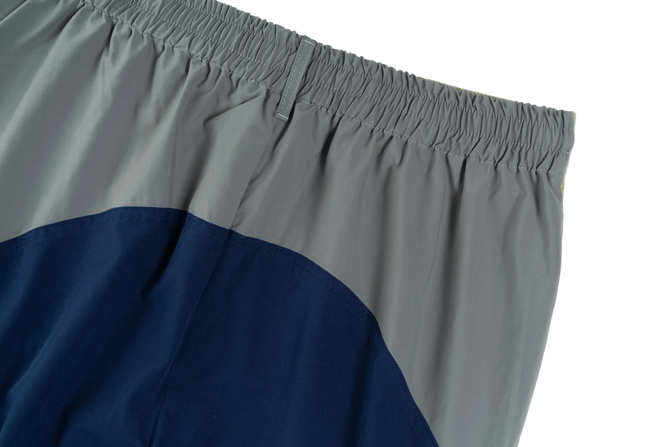 🅿️480 [Exclusive supply] BLCG 25FW contrasting color patchwork work trousers The fabric is made of selected high-end blended fabrics, with a crisp and stylish texture and excellent drape. It is exquisitely tailored to create a contrasting wide-leg silhouette, which is comfortable and stress-free for daily wear. At the same time, it has a high-end style and a sense of design. The front and rear contrasting splicing is neat and three-dimensional, matching the brand's iconic tailoring style, and the visual recognition is enhanced. It fully demonstrates the brand's high-luxury fashion heritage and pioneering attitude, and exquisitely blends the luxury brand heritage with casual style; the wide-leg version is matched with a neat waist design, which is easy to put on and take off and shows casualness; the exquisite processing of details, from the contrasting color levels to the texture of the fabric, all add a high-luxury and casual level to the overall look. Size:1-2-3-4