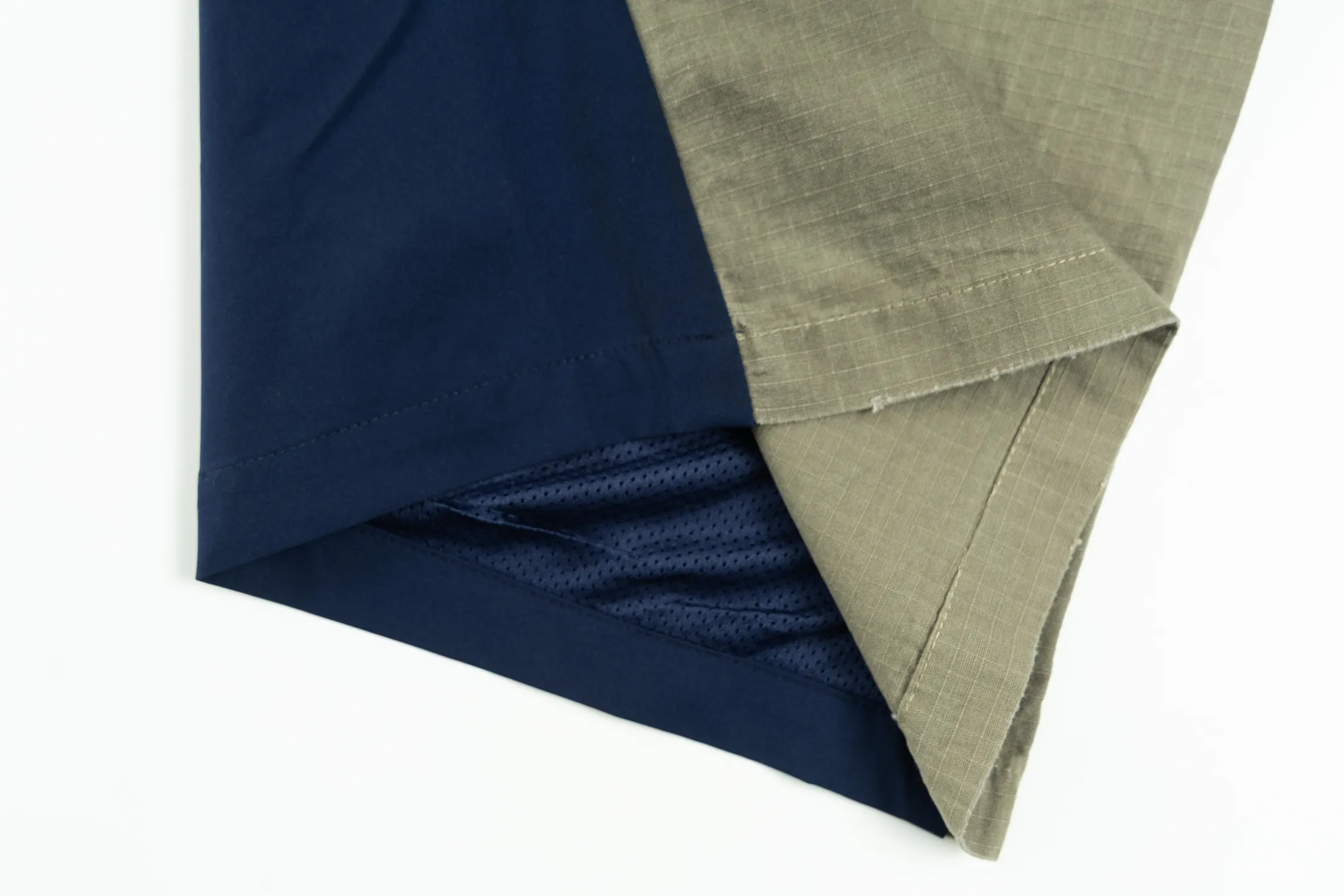 🅿️480 [Exclusive supply] BLCG 25FW contrasting color patchwork work trousers The fabric is made of selected high-end blended fabrics, with a crisp and stylish texture and excellent drape. It is exquisitely tailored to create a contrasting wide-leg silhouette, which is comfortable and stress-free for daily wear. At the same time, it has a high-end style and a sense of design. The front and rear contrasting splicing is neat and three-dimensional, matching the brand's iconic tailoring style, and the visual recognition is enhanced. It fully demonstrates the brand's high-luxury fashion heritage and pioneering attitude, and exquisitely blends the luxury brand heritage with casual style; the wide-leg version is matched with a neat waist design, which is easy to put on and take off and shows casualness; the exquisite processing of details, from the contrasting color levels to the texture of the fabric, all add a high-luxury and casual level to the overall look. Size:1-2-3-4