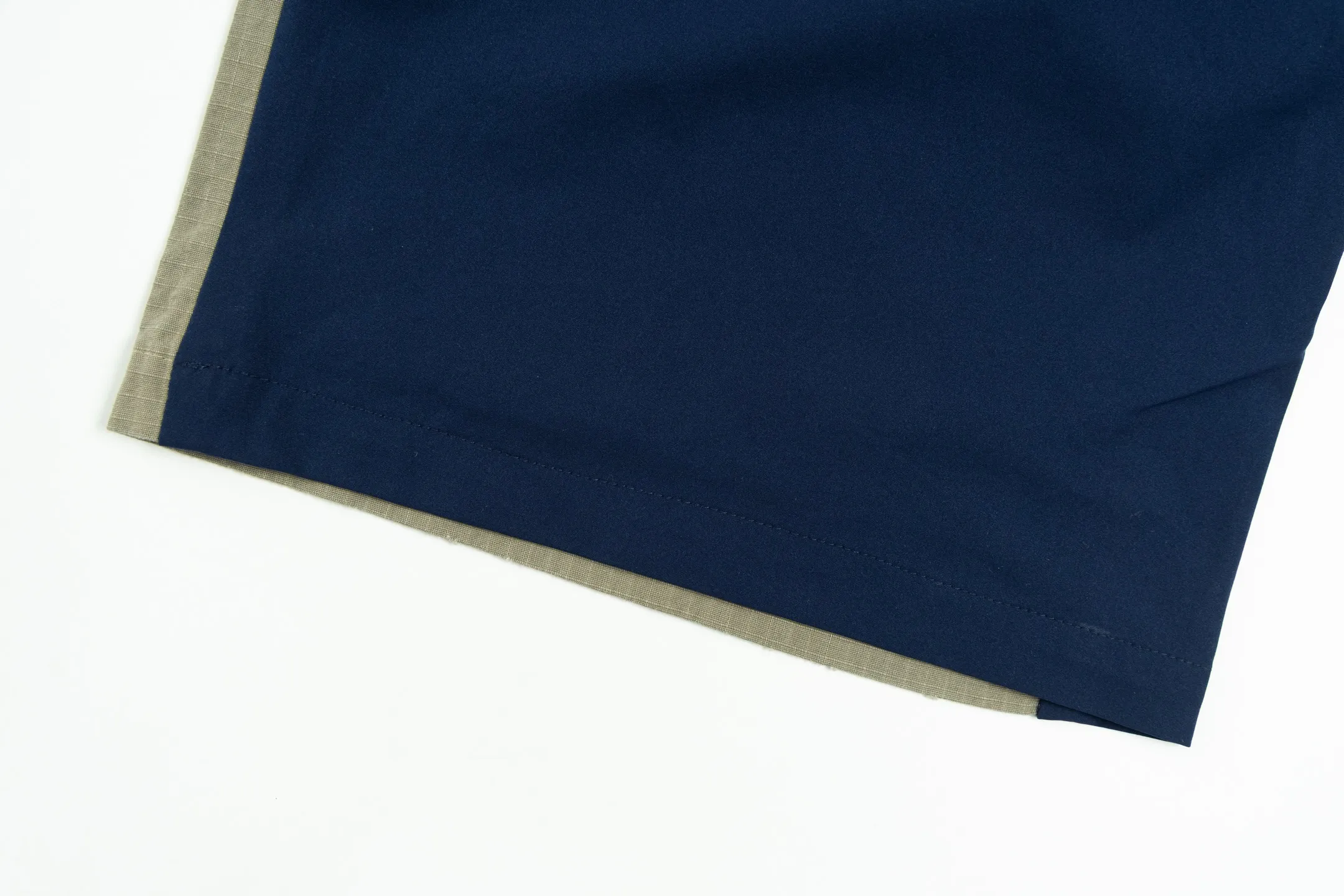 🅿️480 [Exclusive supply] BLCG 25FW contrasting color patchwork work trousers The fabric is made of selected high-end blended fabrics, with a crisp and stylish texture and excellent drape. It is exquisitely tailored to create a contrasting wide-leg silhouette, which is comfortable and stress-free for daily wear. At the same time, it has a high-end style and a sense of design. The front and rear contrasting splicing is neat and three-dimensional, matching the brand's iconic tailoring style, and the visual recognition is enhanced. It fully demonstrates the brand's high-luxury fashion heritage and pioneering attitude, and exquisitely blends the luxury brand heritage with casual style; the wide-leg version is matched with a neat waist design, which is easy to put on and take off and shows casualness; the exquisite processing of details, from the contrasting color levels to the texture of the fabric, all add a high-luxury and casual level to the overall look. Size:1-2-3-4