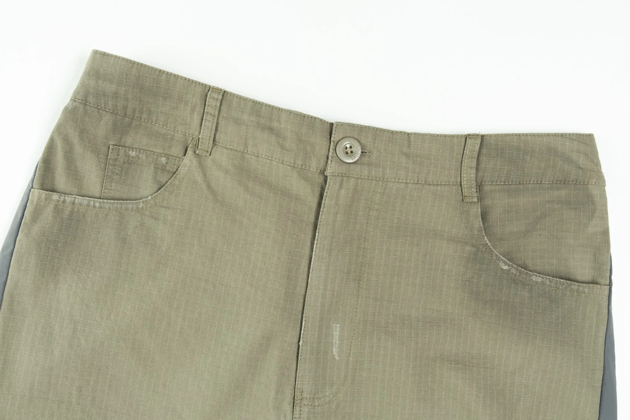 🅿️480 [Exclusive supply] BLCG 25FW contrasting color patchwork work trousers The fabric is made of selected high-end blended fabrics, with a crisp and stylish texture and excellent drape. It is exquisitely tailored to create a contrasting wide-leg silhouette, which is comfortable and stress-free for daily wear. At the same time, it has a high-end style and a sense of design. The front and rear contrasting splicing is neat and three-dimensional, matching the brand's iconic tailoring style, and the visual recognition is enhanced. It fully demonstrates the brand's high-luxury fashion heritage and pioneering attitude, and exquisitely blends the luxury brand heritage with casual style; the wide-leg version is matched with a neat waist design, which is easy to put on and take off and shows casualness; the exquisite processing of details, from the contrasting color levels to the texture of the fabric, all add a high-luxury and casual level to the overall look. Size:1-2-3-4