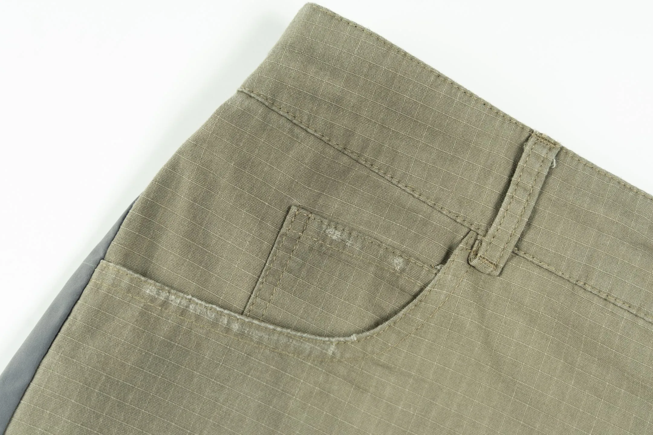 🅿️480 [Exclusive supply] BLCG 25FW contrasting color patchwork work trousers The fabric is made of selected high-end blended fabrics, with a crisp and stylish texture and excellent drape. It is exquisitely tailored to create a contrasting wide-leg silhouette, which is comfortable and stress-free for daily wear. At the same time, it has a high-end style and a sense of design. The front and rear contrasting splicing is neat and three-dimensional, matching the brand's iconic tailoring style, and the visual recognition is enhanced. It fully demonstrates the brand's high-luxury fashion heritage and pioneering attitude, and exquisitely blends the luxury brand heritage with casual style; the wide-leg version is matched with a neat waist design, which is easy to put on and take off and shows casualness; the exquisite processing of details, from the contrasting color levels to the texture of the fabric, all add a high-luxury and casual level to the overall look. Size:1-2-3-4