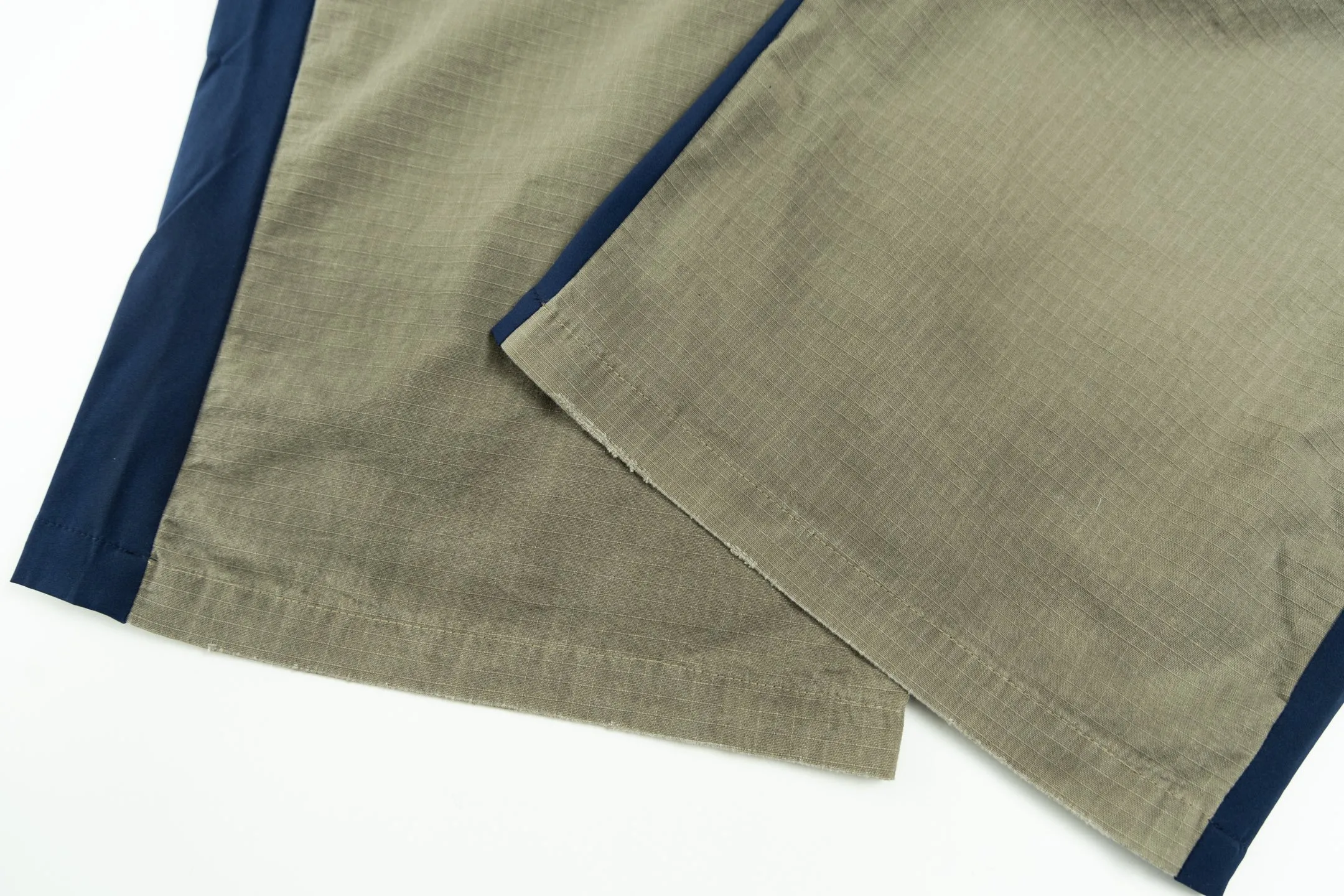 🅿️480 [Exclusive supply] BLCG 25FW contrasting color patchwork work trousers The fabric is made of selected high-end blended fabrics, with a crisp and stylish texture and excellent drape. It is exquisitely tailored to create a contrasting wide-leg silhouette, which is comfortable and stress-free for daily wear. At the same time, it has a high-end style and a sense of design. The front and rear contrasting splicing is neat and three-dimensional, matching the brand's iconic tailoring style, and the visual recognition is enhanced. It fully demonstrates the brand's high-luxury fashion heritage and pioneering attitude, and exquisitely blends the luxury brand heritage with casual style; the wide-leg version is matched with a neat waist design, which is easy to put on and take off and shows casualness; the exquisite processing of details, from the contrasting color levels to the texture of the fabric, all add a high-luxury and casual level to the overall look. Size:1-2-3-4