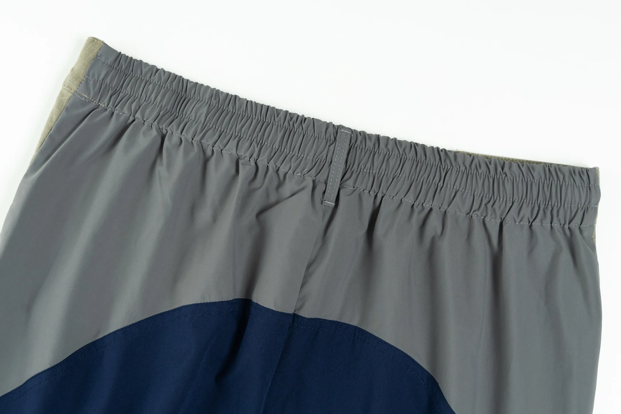 🅿️480 [Exclusive supply] BLCG 25FW contrasting color patchwork work trousers The fabric is made of selected high-end blended fabrics, with a crisp and stylish texture and excellent drape. It is exquisitely tailored to create a contrasting wide-leg silhouette, which is comfortable and stress-free for daily wear. At the same time, it has a high-end style and a sense of design. The front and rear contrasting splicing is neat and three-dimensional, matching the brand's iconic tailoring style, and the visual recognition is enhanced. It fully demonstrates the brand's high-luxury fashion heritage and pioneering attitude, and exquisitely blends the luxury brand heritage with casual style; the wide-leg version is matched with a neat waist design, which is easy to put on and take off and shows casualness; the exquisite processing of details, from the contrasting color levels to the texture of the fabric, all add a high-luxury and casual level to the overall look. Size:1-2-3-4