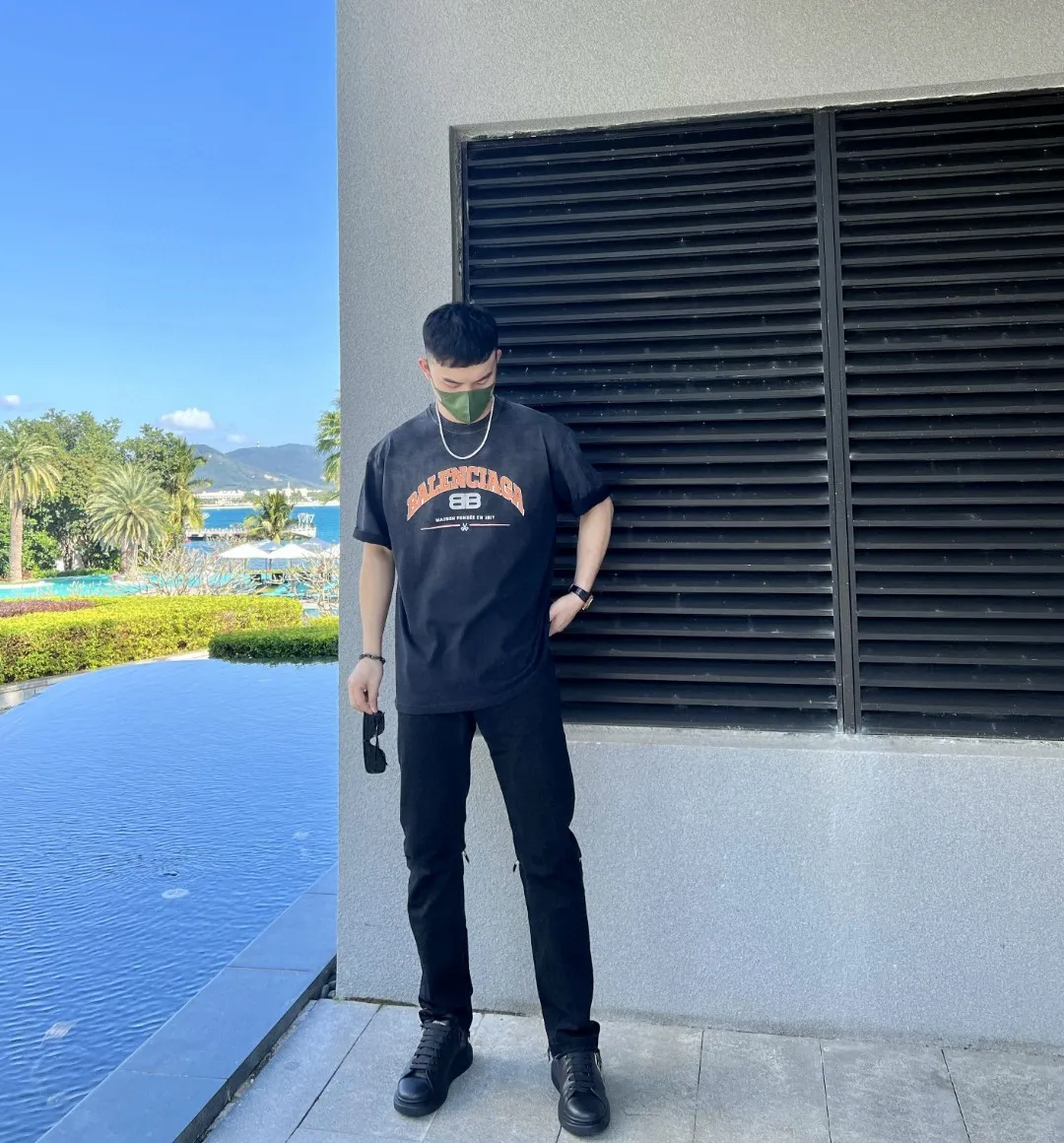 ♻️💯Upper body reference model picture❤️Top version of Balenciaga Balenciaga logo printed EST 1917 knitted T-shirt 2022 new spring and summer same style short sleeves for male and female couples. The process adopts Kangli printing cracking effect. This crack is not a line pattern, but a three-dimensional burst pattern. How many versions on the market are based on pictures? Just make pictures, not craftsmanship? Without a version, it would be impossible to create the original flavor, and it would be almost pointless to brag! The front panel printing glue bursting effect uses imported transparent slurry to scrape the bottom to make the printing bursting feel uniform. (PS: If this process is missing, the printing will easily fall off in large areas after cracking) The fabric is made of 24S 260g pure cotton double yarn fabric, which is full of drape, sweat-absorbent and breathable. Color: Black White Size: XS-L P:250