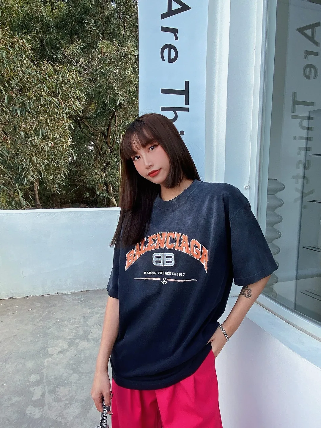 ♻️💯Upper body reference model picture❤️Top version of Balenciaga Balenciaga logo printed EST 1917 knitted T-shirt 2022 new spring and summer same style short sleeves for male and female couples. The process adopts Kangli printing cracking effect. This crack is not a line pattern, but a three-dimensional burst pattern. How many versions on the market are based on pictures? Just make pictures, not craftsmanship? Without a version, it would be impossible to create the original flavor, and it would be almost pointless to brag! The front panel printing glue bursting effect uses imported transparent slurry to scrape the bottom to make the printing bursting feel uniform. (PS: If this process is missing, the printing will easily fall off in large areas after cracking) The fabric is made of 24S 260g pure cotton double yarn fabric, which is full of drape, sweat-absorbent and breathable. Color: Black White Size: XS-L P:250