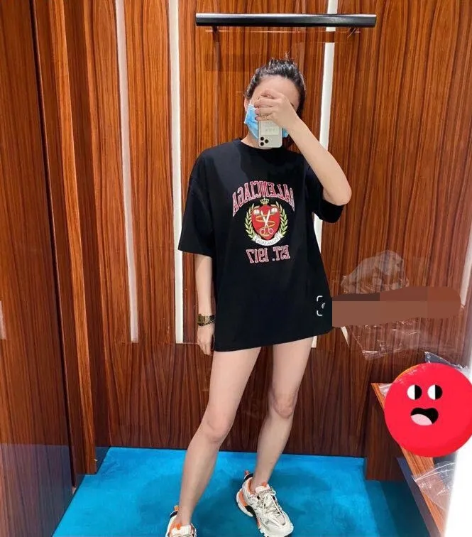 ♻️💯Upper body reference model picture❤️Top version of Balenciaga Balenciaga logo printed EST 1917 knitted T-shirt 2022 new spring and summer same style short sleeves for male and female couples. The process adopts Kangli printing cracking effect. This crack is not a line pattern, but a three-dimensional burst pattern. How many versions on the market are based on pictures? Just make pictures, not craftsmanship? Without a version, it would be impossible to create the original flavor, and it would be almost pointless to brag! The front panel printing glue bursting effect uses imported transparent slurry to scrape the bottom to make the printing bursting feel uniform. (PS: If this process is missing, the printing will easily fall off in large areas after cracking) The fabric is made of 24S 260g pure cotton double yarn fabric, which is full of drape, sweat-absorbent and breathable. Color: Black White Size: XS-L P:250