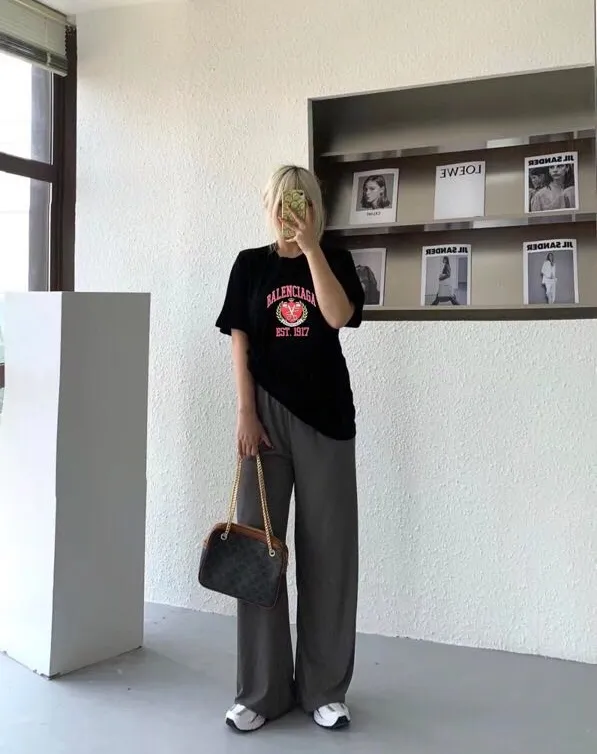 ♻️💯Upper body reference model picture❤️Top version of Balenciaga Balenciaga logo printed EST 1917 knitted T-shirt 2022 new spring and summer same style short sleeves for male and female couples. The process adopts Kangli printing cracking effect. This crack is not a line pattern, but a three-dimensional burst pattern. How many versions on the market are based on pictures? Just make pictures, not craftsmanship? Without a version, it would be impossible to create the original flavor, and it would be almost pointless to brag! The front panel printing glue bursting effect uses imported transparent slurry to scrape the bottom to make the printing bursting feel uniform. (PS: If this process is missing, the printing will easily fall off in large areas after cracking) The fabric is made of 24S 260g pure cotton double yarn fabric, which is full of drape, sweat-absorbent and breathable. Color: Black White Size: XS-L P:250