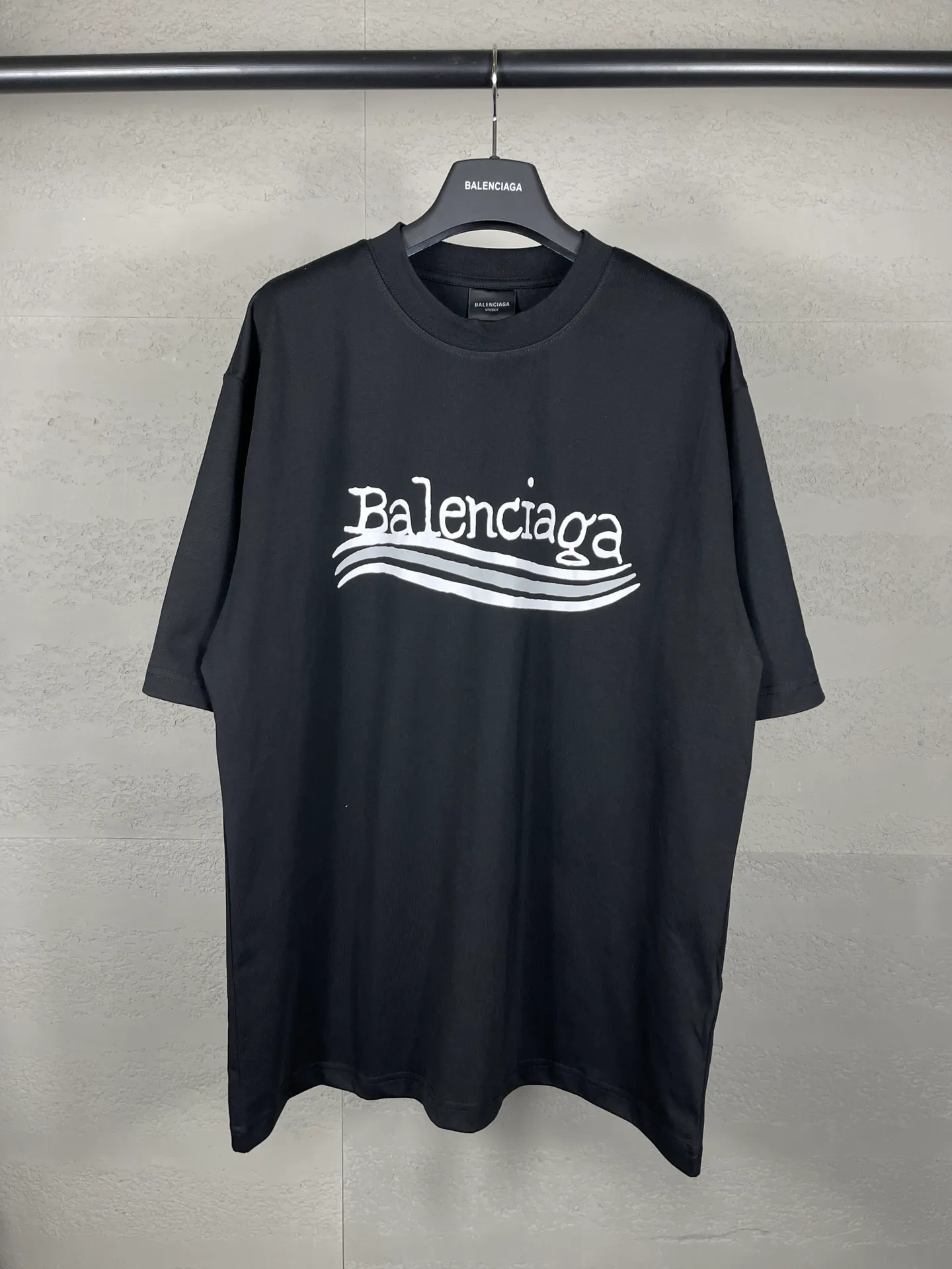 🅿️170 real photos [Top version. Official website quality] BALENCI*GA/Paris #New front and rear Coke classic LOGO graffiti short-sleeved T-shirt #2023 autumn and winter new style. Brick cabinet synchronization.                       The fabric is made of Paris ZP custom-woven and dyed cotton sweatshirt. The weight is 260 grams. The cloth surface is clean. The cloth pattern is clear, soft and comfortable. The color fastness is good. It is not easy to change color. The printing uses a circular machine to imitate hand-painted effects. There are no burrs. The color is returned to the original board and the brick cabinet is restored. The version adopts OS loose shoulder version. Same style for men and women. Code: BL223309 Color: Black Size: XS to L