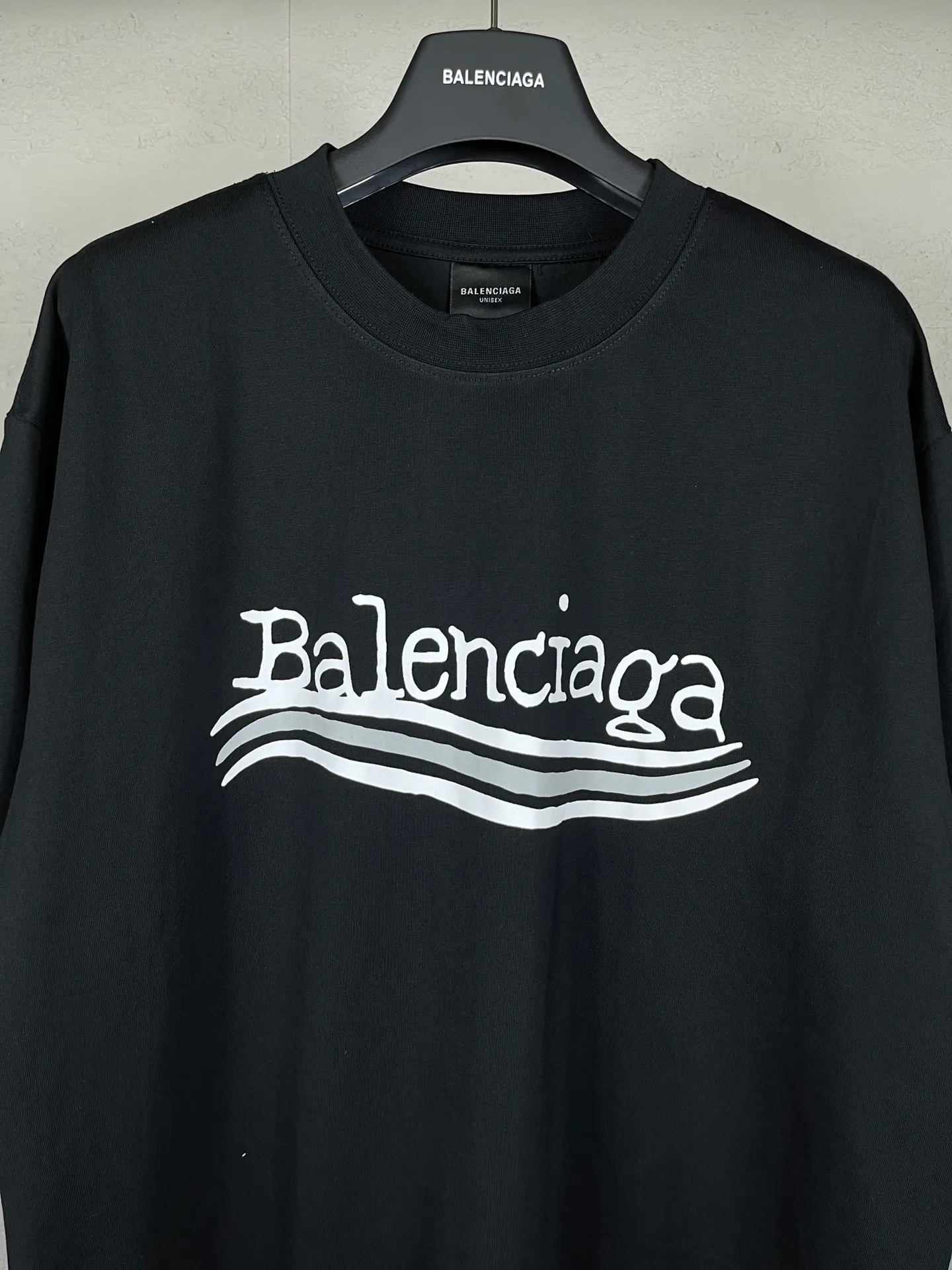 🅿️170 real photos [Top version. Official website quality] BALENCI*GA/Paris #New front and rear Coke classic LOGO graffiti short-sleeved T-shirt #2023 autumn and winter new style. Brick cabinet synchronization.                       The fabric is made of Paris ZP custom-woven and dyed cotton sweatshirt. The weight is 260 grams. The cloth surface is clean. The cloth pattern is clear, soft and comfortable. The color fastness is good. It is not easy to change color. The printing uses a circular machine to imitate hand-painted effects. There are no burrs. The color is returned to the original board and the brick cabinet is restored. The version adopts OS loose shoulder version. Same style for men and women. Code: BL223309 Color: Black Size: XS to L