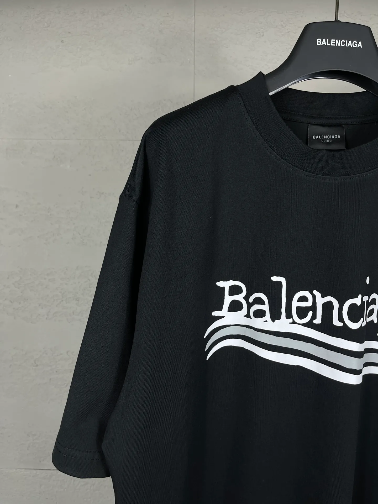 🅿️170 real photos [Top version. Official website quality] BALENCI*GA/Paris #New front and rear Coke classic LOGO graffiti short-sleeved T-shirt #2023 autumn and winter new style. Brick cabinet synchronization.                       The fabric is made of Paris ZP custom-woven and dyed cotton sweatshirt. The weight is 260 grams. The cloth surface is clean. The cloth pattern is clear, soft and comfortable. The color fastness is good. It is not easy to change color. The printing uses a circular machine to imitate hand-painted effects. There are no burrs. The color is returned to the original board and the brick cabinet is restored. The version adopts OS loose shoulder version. Same style for men and women. Code: BL223309 Color: Black Size: XS to L