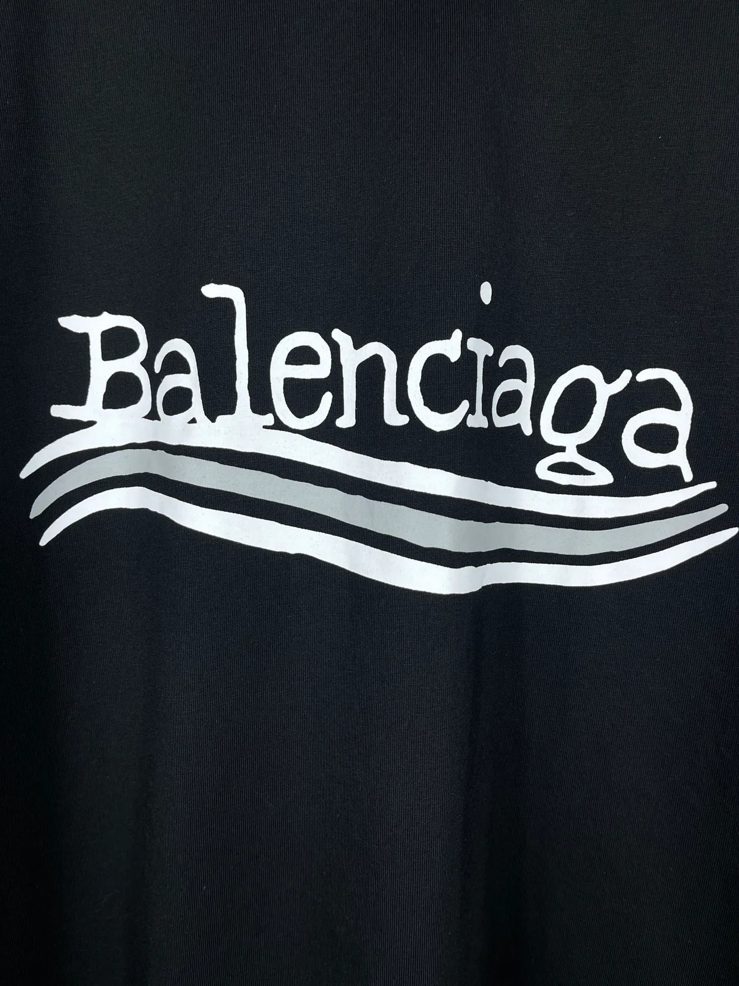 🅿️170 real photos [Top version. Official website quality] BALENCI*GA/Paris #New front and rear Coke classic LOGO graffiti short-sleeved T-shirt #2023 autumn and winter new style. Brick cabinet synchronization.                       The fabric is made of Paris ZP custom-woven and dyed cotton sweatshirt. The weight is 260 grams. The cloth surface is clean. The cloth pattern is clear, soft and comfortable. The color fastness is good. It is not easy to change color. The printing uses a circular machine to imitate hand-painted effects. There are no burrs. The color is returned to the original board and the brick cabinet is restored. The version adopts OS loose shoulder version. Same style for men and women. Code: BL223309 Color: Black Size: XS to L