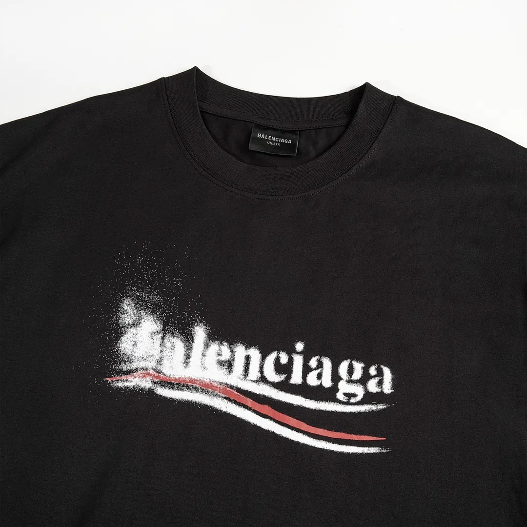 🅿️160 9109# Detailed picture Top version [[BALENCIA*GA] official website quality Paris new fuzzy cola spray printed short-sleeved T-shirt OS version loose dropped shoulders Unisex fabric: 260g 100% cotton double yarn Technology: front digital direct printing Garment washing Shaping solid color Color: black off-white Size: XS S M L