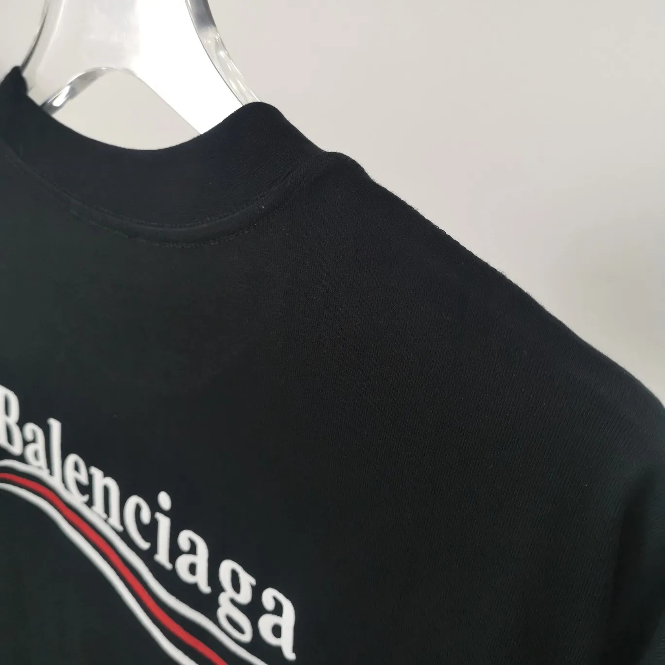 Supplementary details - the top tested version of Balenciaga's BALENCIAGA Cola Malone embroidery printed short-sleeved T-shirts for male and female couples stars. Three colors are available to ensure the same fabric as the original version, without color difference! Customized dyeing in a package! INS, Xiaohongshu’s popular style, classics that never fade away! The king of orders in Spain, the fried chicken is highly recommended! 32S 280g pure cotton double yarn fabric, comfortable and wide! Full of drape! The printing uses Tajima embroidery machine imported from Japan, which is known as the fighter among embroidery machines. The embroidery is meticulous, with no threads or skipped threads, the printing and embroidery are full and fine, and the letter spacing is consistent with ZP! Wearing it gives you full confidence and peace of mind! The labels and washes are all correct! On behalf of G at the same level! Consistent packaging at the counter!  Size: XS-L Color: Beige, taro purple, active gray, light hemp gray, black P:260