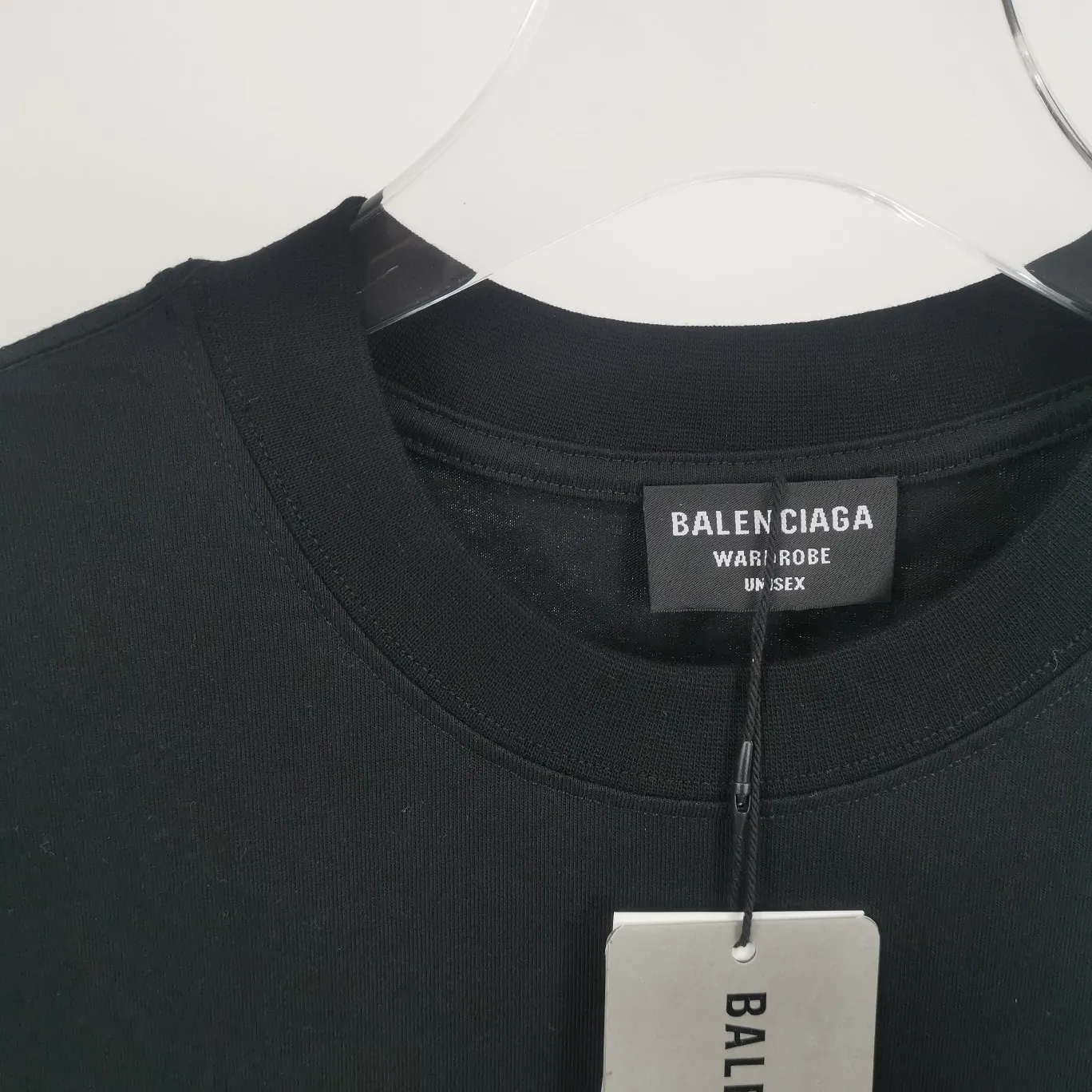Supplementary details - the top tested version of Balenciaga's BALENCIAGA Cola Malone embroidery printed short-sleeved T-shirts for male and female couples stars. Three colors are available to ensure the same fabric as the original version, without color difference! Customized dyeing in a package! INS, Xiaohongshu’s popular style, classics that never fade away! The king of orders in Spain, the fried chicken is highly recommended! 32S 280g pure cotton double yarn fabric, comfortable and wide! Full of drape! The printing uses Tajima embroidery machine imported from Japan, which is known as the fighter among embroidery machines. The embroidery is meticulous, with no threads or skipped threads, the printing and embroidery are full and fine, and the letter spacing is consistent with ZP! Wearing it gives you full confidence and peace of mind! The labels and washes are all correct! On behalf of G at the same level! Consistent packaging at the counter!  Size: XS-L Color: Beige, taro purple, active gray, light hemp gray, black P:260