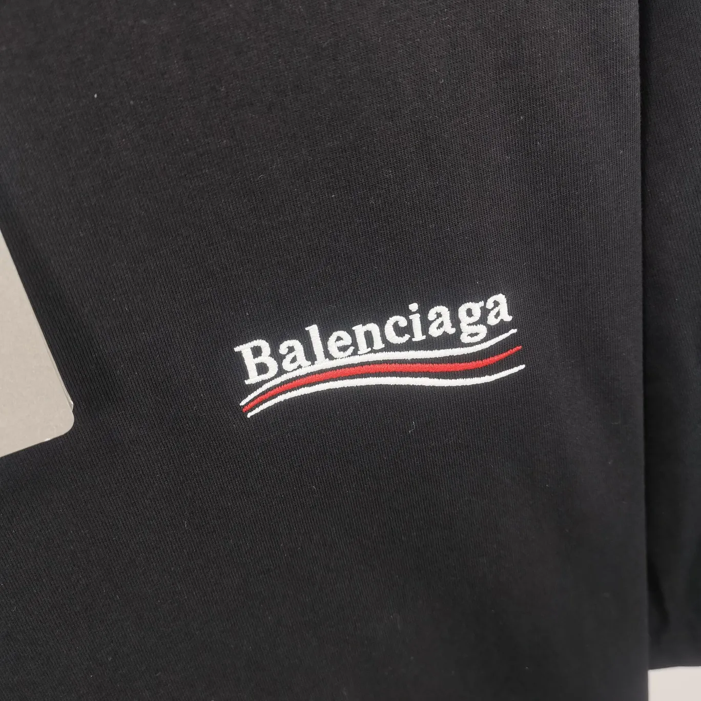 Supplementary details - the top tested version of Balenciaga's BALENCIAGA Cola Malone embroidery printed short-sleeved T-shirts for male and female couples stars. Three colors are available to ensure the same fabric as the original version, without color difference! Customized dyeing in a package! INS, Xiaohongshu’s popular style, classics that never fade away! The king of orders in Spain, the fried chicken is highly recommended! 32S 280g pure cotton double yarn fabric, comfortable and wide! Full of drape! The printing uses Tajima embroidery machine imported from Japan, which is known as the fighter among embroidery machines. The embroidery is meticulous, with no threads or skipped threads, the printing and embroidery are full and fine, and the letter spacing is consistent with ZP! Wearing it gives you full confidence and peace of mind! The labels and washes are all correct! On behalf of G at the same level! Consistent packaging at the counter!  Size: XS-L Color: Beige, taro purple, active gray, light hemp gray, black P:260