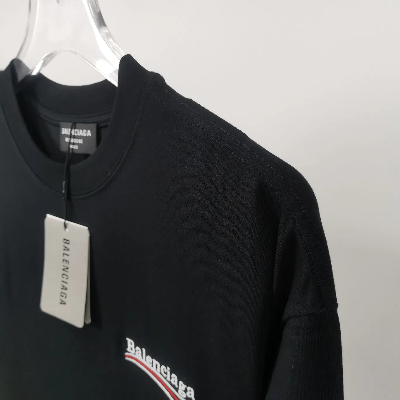 Supplementary details - the top tested version of Balenciaga's BALENCIAGA Cola Malone embroidery printed short-sleeved T-shirts for male and female couples stars. Three colors are available to ensure the same fabric as the original version, without color difference! Customized dyeing in a package! INS, Xiaohongshu’s popular style, classics that never fade away! The king of orders in Spain, the fried chicken is highly recommended! 32S 280g pure cotton double yarn fabric, comfortable and wide! Full of drape! The printing uses Tajima embroidery machine imported from Japan, which is known as the fighter among embroidery machines. The embroidery is meticulous, with no threads or skipped threads, the printing and embroidery are full and fine, and the letter spacing is consistent with ZP! Wearing it gives you full confidence and peace of mind! The labels and washes are all correct! On behalf of G at the same level! Consistent packaging at the counter!  Size: XS-L Color: Beige, taro purple, active gray, light hemp gray, black P:260