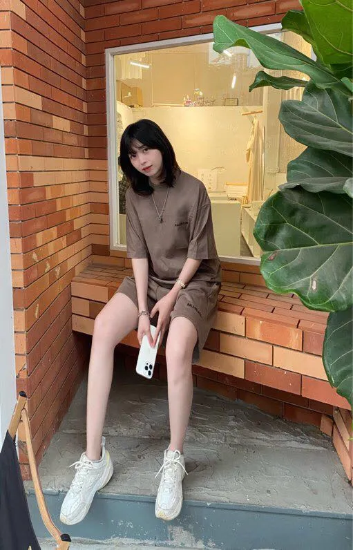 ♻️💯Upper body reference model picture❤️The top tested version BALENCIAGA large LOGO basic letters on the back pure cotton loose loose male and female couples the same fashion brand high-end embroidered pure cotton short-sleeved T-shirt. The god of simplicity in Paris, a volume sought after by many stars. Lisa’s favorite basic short-sleeved Paris style, which has a very high appearance rate. Wear alone, paired with jeans, shorts, and sweatpants, it's a versatile style. Xiaohongshu, a hot item on INS, a must-have for Paris fans.  Using Tajima embroidery technology imported from Japan, the printing looks very three-dimensional and full, with no threads. Regardless of the size, the front and back letters can be expressed perfectly! The fabric is made of 32S 260g combed cotton fabric, which is full of drape!  A complete set of customized tags, collar tags, washed, plastic bags, and most importantly, a complete set of bags, tag codes, and codes are all authentic.  Color: mint green dark gray Size: XS-L