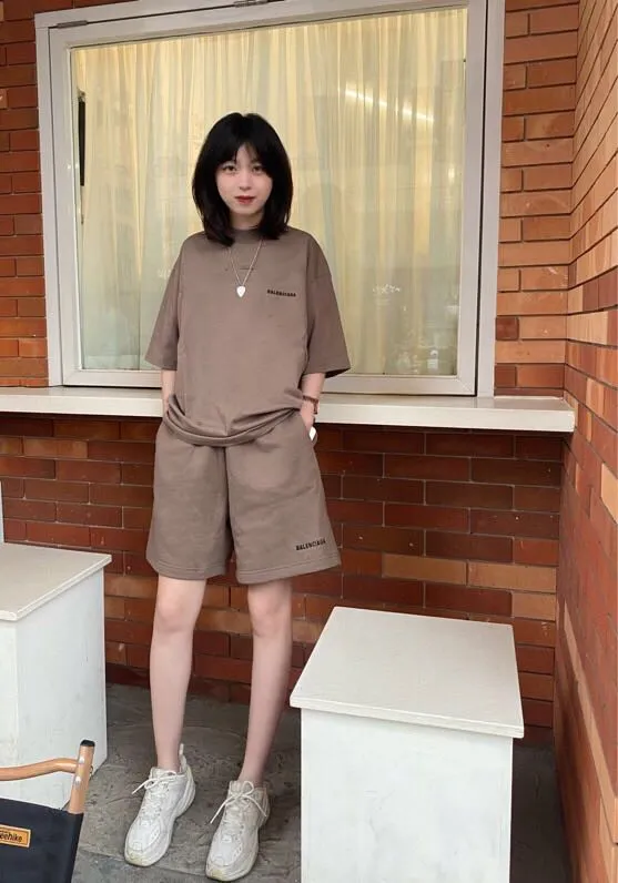 ♻️💯Upper body reference model picture❤️The top tested version BALENCIAGA large LOGO basic letters on the back pure cotton loose loose male and female couples the same fashion brand high-end embroidered pure cotton short-sleeved T-shirt. The god of simplicity in Paris, a volume sought after by many stars. Lisa’s favorite basic short-sleeved Paris style, which has a very high appearance rate. Wear alone, paired with jeans, shorts, and sweatpants, it's a versatile style. Xiaohongshu, a hot item on INS, a must-have for Paris fans.  Using Tajima embroidery technology imported from Japan, the printing looks very three-dimensional and full, with no threads. Regardless of the size, the front and back letters can be expressed perfectly! The fabric is made of 32S 260g combed cotton fabric, which is full of drape!  A complete set of customized tags, collar tags, washed, plastic bags, and most importantly, a complete set of bags, tag codes, and codes are all authentic.  Color: mint green dark gray Size: XS-L