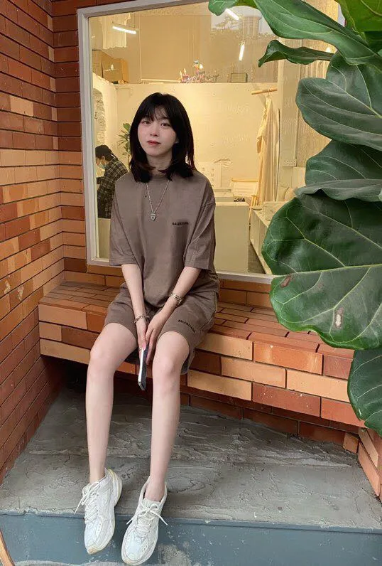 ♻️💯Upper body reference model picture❤️The top tested version BALENCIAGA large LOGO basic letters on the back pure cotton loose loose male and female couples the same fashion brand high-end embroidered pure cotton short-sleeved T-shirt. The god of simplicity in Paris, a volume sought after by many stars. Lisa’s favorite basic short-sleeved Paris style, which has a very high appearance rate. Wear alone, paired with jeans, shorts, and sweatpants, it's a versatile style. Xiaohongshu, a hot item on INS, a must-have for Paris fans.  Using Tajima embroidery technology imported from Japan, the printing looks very three-dimensional and full, with no threads. Regardless of the size, the front and back letters can be expressed perfectly! The fabric is made of 32S 260g combed cotton fabric, which is full of drape!  A complete set of customized tags, collar tags, washed, plastic bags, and most importantly, a complete set of bags, tag codes, and codes are all authentic.  Color: mint green dark gray Size: XS-L