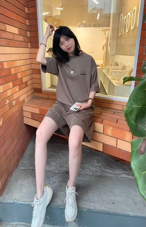 ♻️💯Upper body reference model picture❤️The top tested version BALENCIAGA large LOGO basic letters on the back pure cotton loose loose male and female couples the same fashion brand high-end embroidered pure cotton short-sleeved T-shirt. The god of simplicity in Paris, a volume sought after by many stars. Lisa’s favorite basic short-sleeved Paris style, which has a very high appearance rate. Wear alone, paired with jeans, shorts, and sweatpants, it's a versatile style. Xiaohongshu, a hot item on INS, a must-have for Paris fans.  Using Tajima embroidery technology imported from Japan, the printing looks very three-dimensional and full, with no threads. Regardless of the size, the front and back letters can be expressed perfectly! The fabric is made of 32S 260g combed cotton fabric, which is full of drape!  A complete set of customized tags, collar tags, washed, plastic bags, and most importantly, a complete set of bags, tag codes, and codes are all authentic.  Color: mint green dark gray Size: XS-L