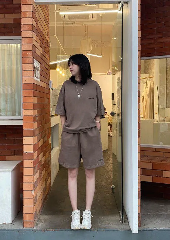 ♻️💯Upper body reference model picture❤️The top tested version BALENCIAGA large LOGO basic letters on the back pure cotton loose loose male and female couples the same fashion brand high-end embroidered pure cotton short-sleeved T-shirt. The god of simplicity in Paris, a volume sought after by many stars. Lisa’s favorite basic short-sleeved Paris style, which has a very high appearance rate. Wear alone, paired with jeans, shorts, and sweatpants, it's a versatile style. Xiaohongshu, a hot item on INS, a must-have for Paris fans.  Using Tajima embroidery technology imported from Japan, the printing looks very three-dimensional and full, with no threads. Regardless of the size, the front and back letters can be expressed perfectly! The fabric is made of 32S 260g combed cotton fabric, which is full of drape!  A complete set of customized tags, collar tags, washed, plastic bags, and most importantly, a complete set of bags, tag codes, and codes are all authentic.  Color: mint green dark gray Size: XS-L