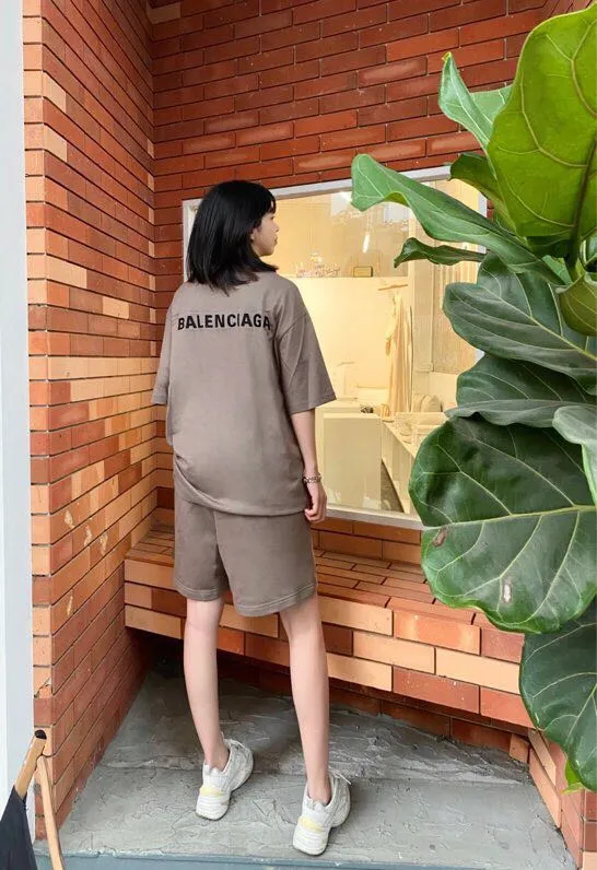 ♻️💯Upper body reference model picture❤️The top tested version BALENCIAGA large LOGO basic letters on the back pure cotton loose loose male and female couples the same fashion brand high-end embroidered pure cotton short-sleeved T-shirt. The god of simplicity in Paris, a volume sought after by many stars. Lisa’s favorite basic short-sleeved Paris style, which has a very high appearance rate. Wear alone, paired with jeans, shorts, and sweatpants, it's a versatile style. Xiaohongshu, a hot item on INS, a must-have for Paris fans.  Using Tajima embroidery technology imported from Japan, the printing looks very three-dimensional and full, with no threads. Regardless of the size, the front and back letters can be expressed perfectly! The fabric is made of 32S 260g combed cotton fabric, which is full of drape!  A complete set of customized tags, collar tags, washed, plastic bags, and most importantly, a complete set of bags, tag codes, and codes are all authentic.  Color: mint green dark gray Size: XS-L